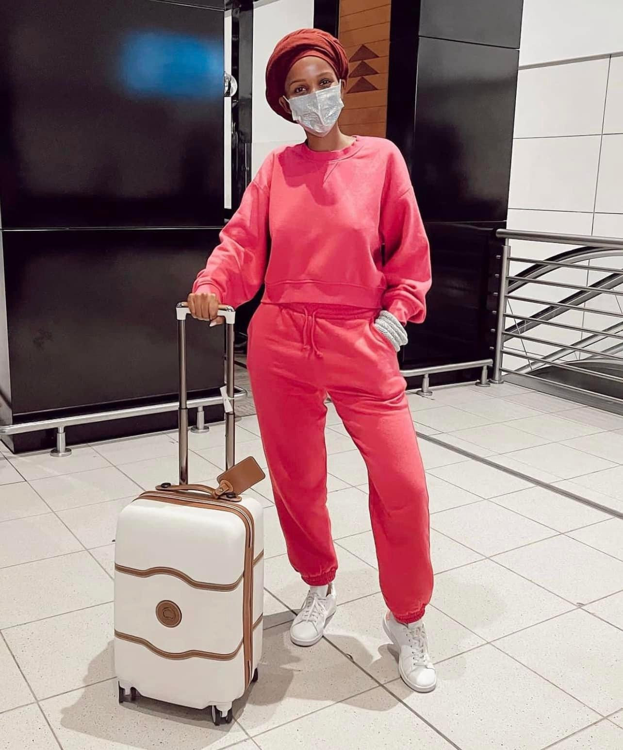 Hoa hậu Nam Phi Shudufhadzo Musida gây sốc khi mặc trang phục như đồ ngủ ra sân bay để quay trở lại Puerto Rico tham dự đêm chung kết Miss World 2021.