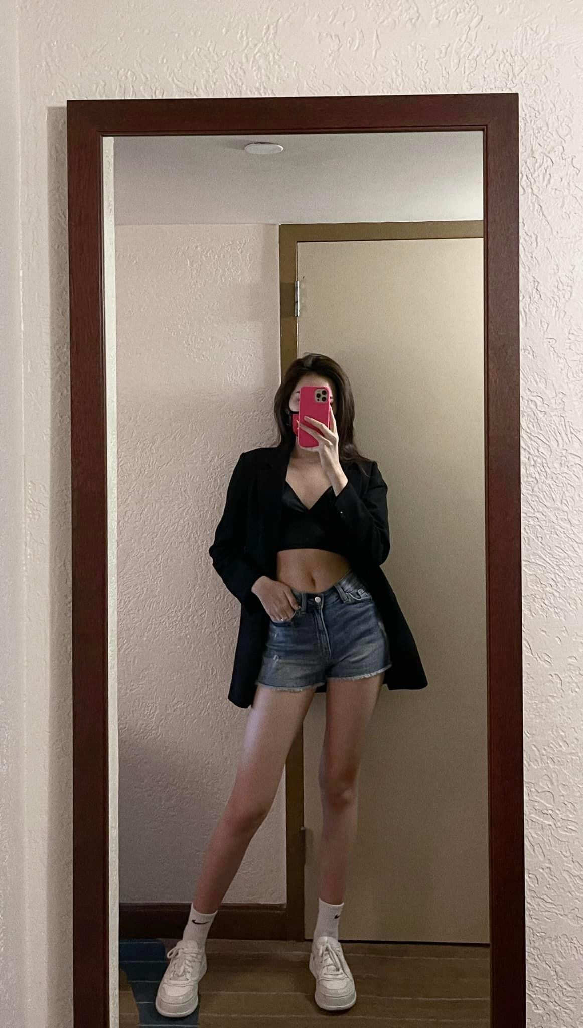 Bộ trang phục giúp nàng hậu khoe được vòng eo 'con kiến' và đôi chân dài 1m1.