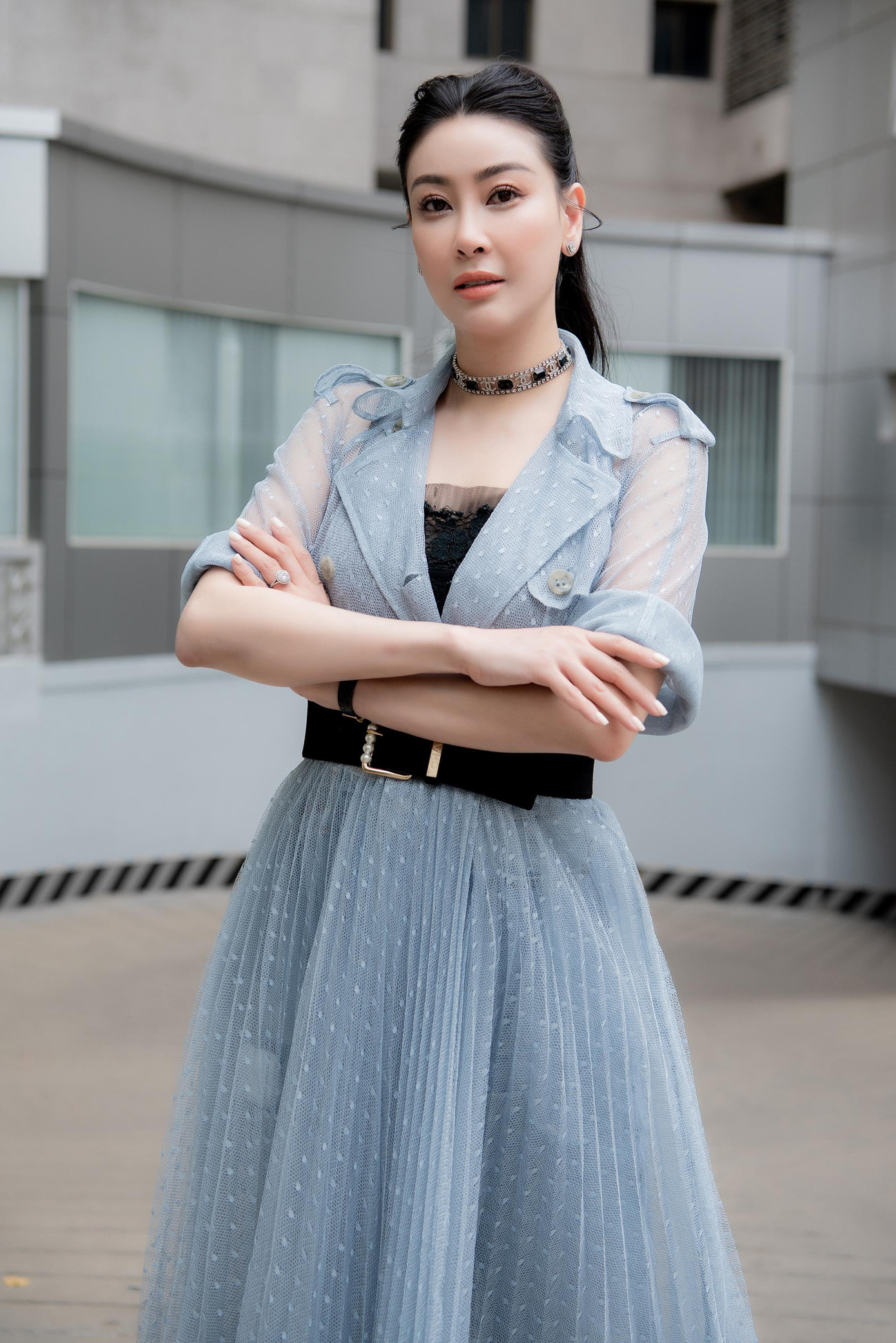 Hoa hậu Hà Kiều Anh diện một bộ trang phục chuẩn tone màu chủ đạo của của cuộc thi. Vẻ đẹp mặn mà của nàng hậu được khoe trọn trong từng khung hình.