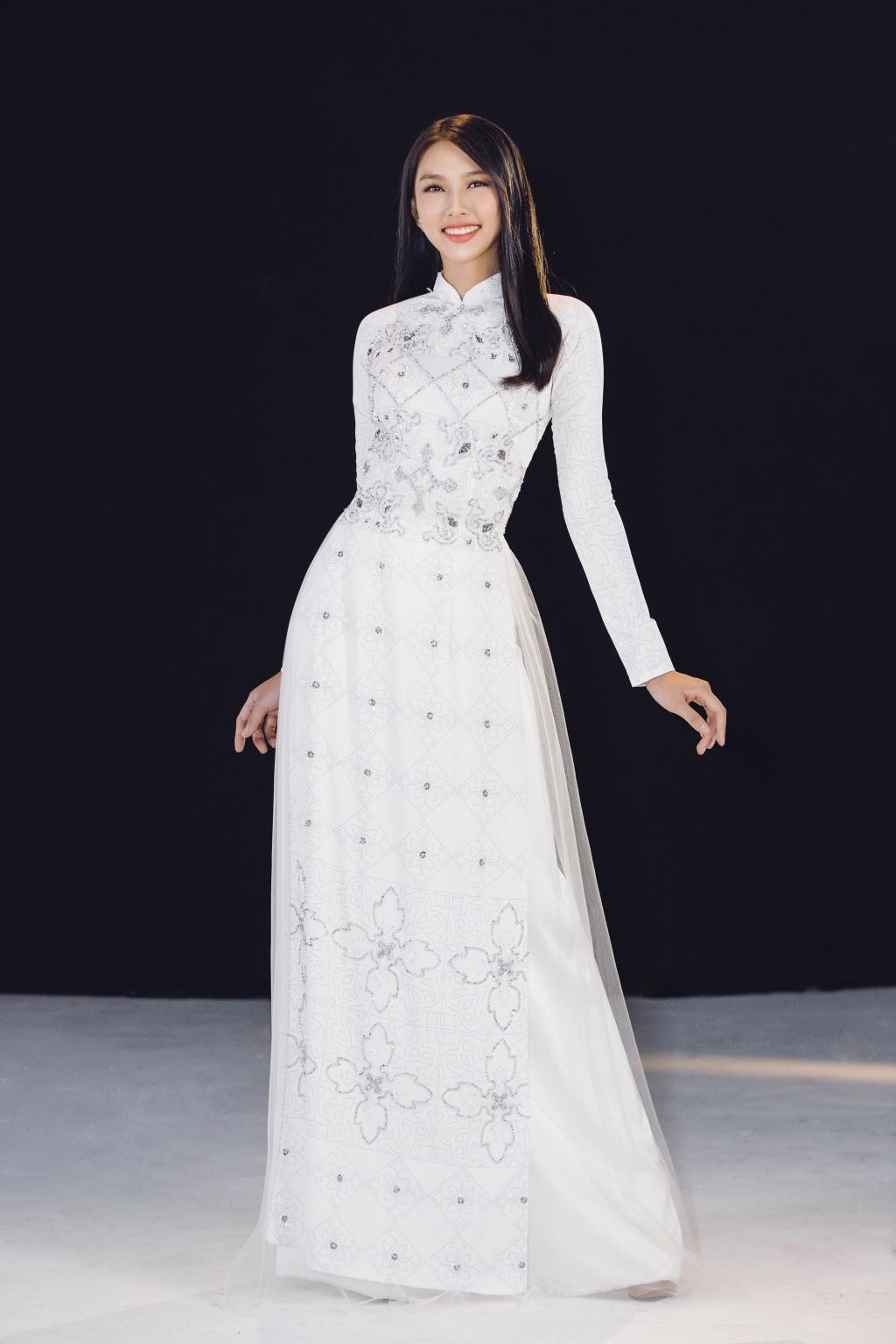 Áo dài trắng đính kết cầu kỳ và lộng lẫy khiến Thuỳ Tiên nổi bật và xinh đẹp.