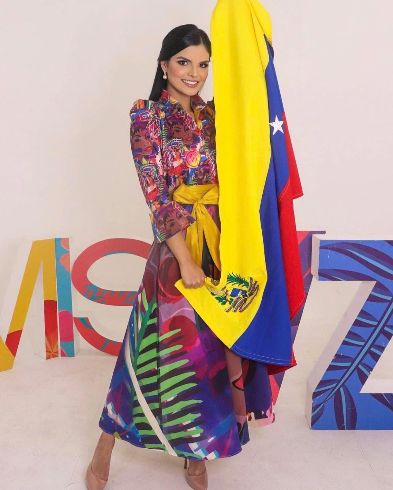 Hoa hậu Venezuela diện váy hoa có hoạ tiết rực rỡ khi quay trở lại Puerto Rico.