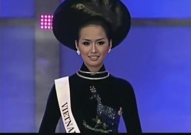 Mai Phương Thúy chỉ có 10 ngày chuẩn bị để lên đường dự cuộc thi Miss World 2006. Để chuẩn bị cho cuộc thi, Mai Phương Thuý và ê-kíp đã huy động tới 40 nhân công, hoàn thiện gấp rút trong vòng 5 ngày để chuẩn bị một bộ trang phục dạ hội lộng lẫy. Nhưng ngay sau khi đặt chân tới Ba Lan, cô đã gặp sự cố thất lạc hành lý. Do sự cố này Mai Phương Thúy được ban tổ chức đặc cách cho mặc quốc phục chứ không phải trang phục dạ hội trong buổi trình diễn trang phục dạ hội và đêm chung kết.