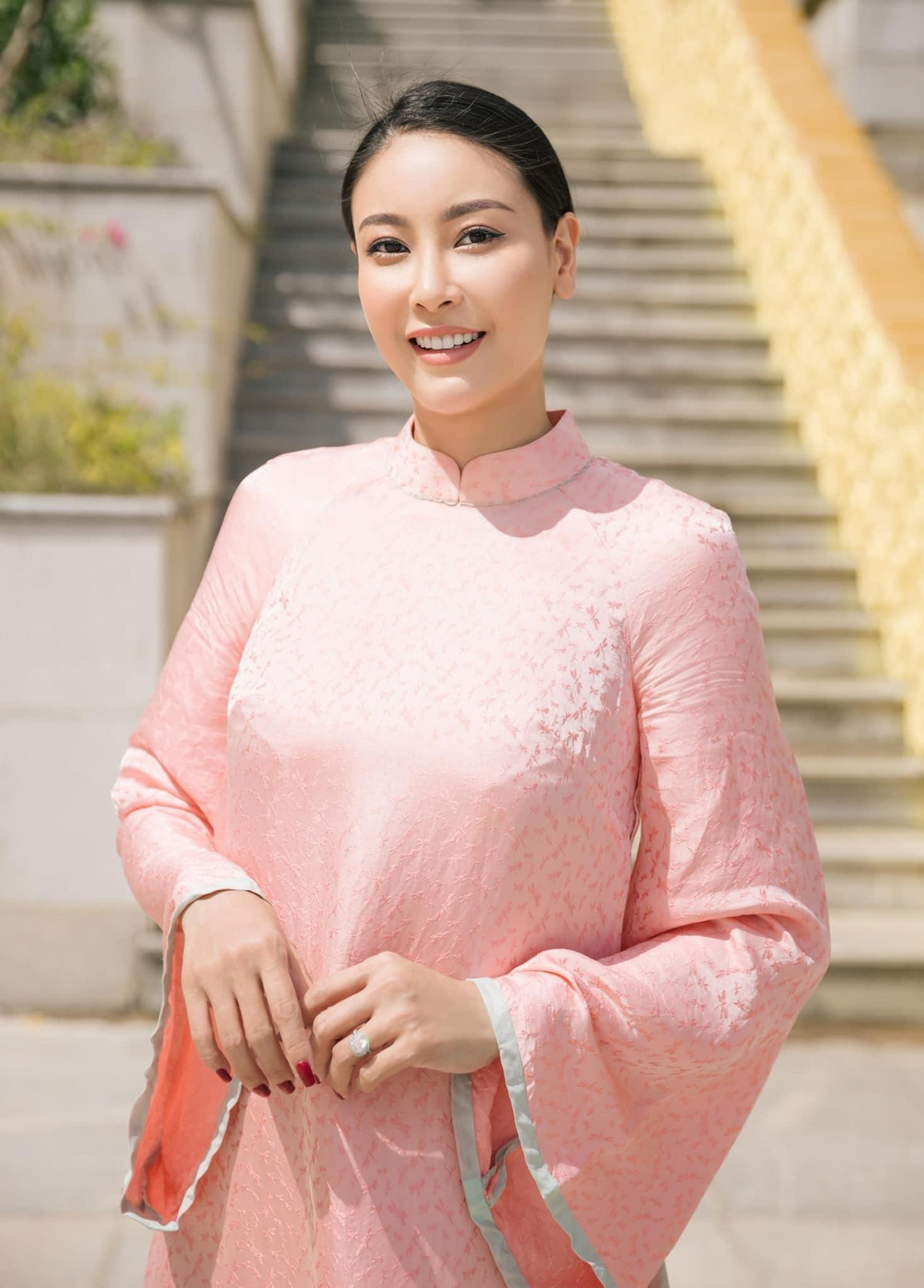 Nhan sắc dịu dàng và yêu kiều của HHVN 1992 ở tuổi tứ tuần khiến fans ngưỡng mộ. Nhan sắc dịu dàng và yêu kiều của HHVN 1992 ở tuổi tứ tuần khiến fans ngưỡng mộ.