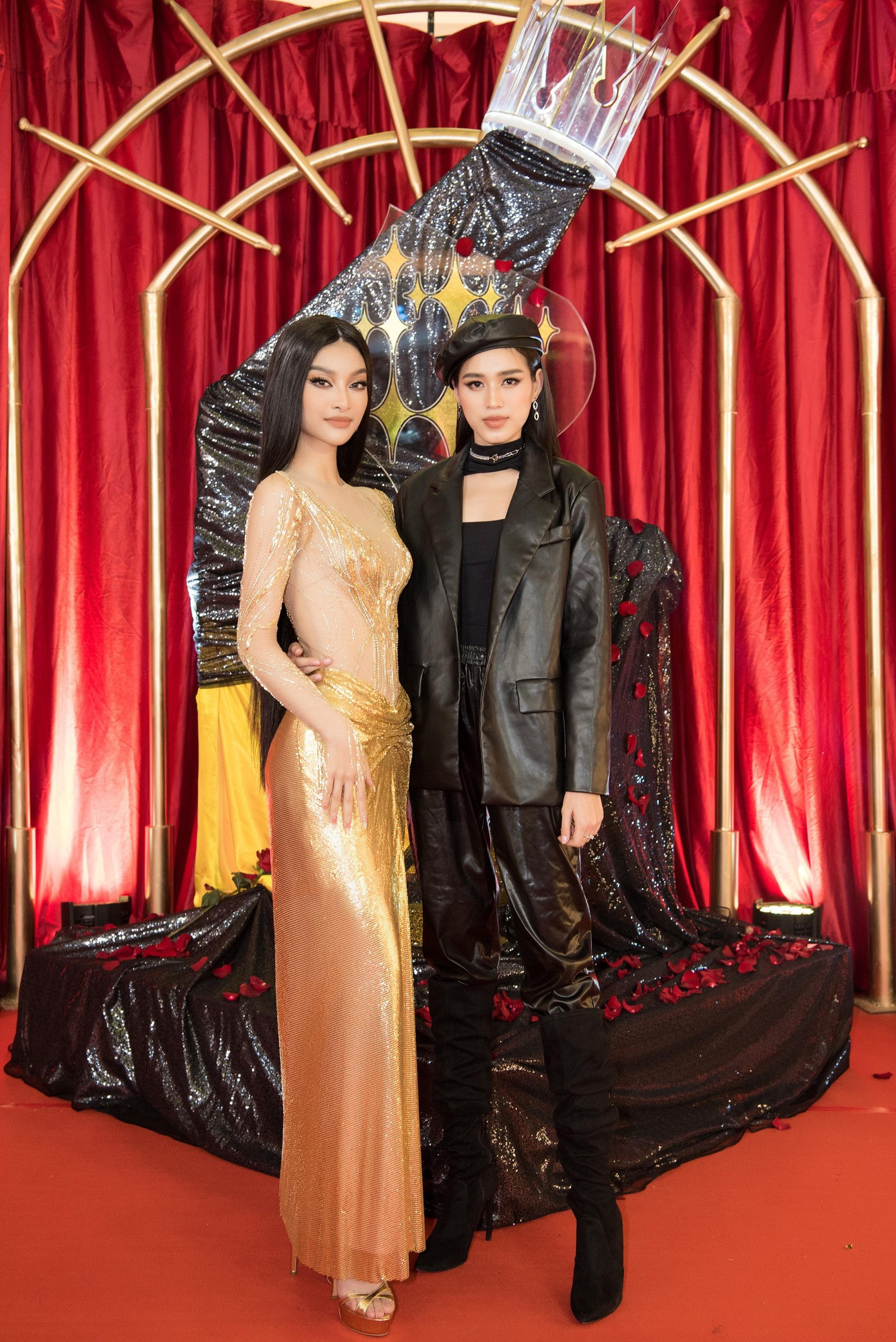 Người đẹp xứ Thanh diện cả 'cây đen' cực kỳ cá tính và bụi bặm, khác với vẻ lộng lẫy và sexy thường thấy.