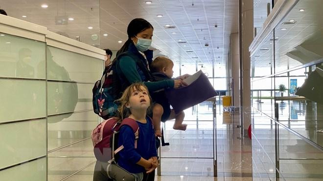 Khách quốc tế đến Hà Nội trong ngày đầu mở cửa đón khách du lịch. (Ảnh: TTXVN) Khách quốc tế đến Hà Nội trong ngày đầu mở cửa đón khách du lịch. (Ảnh: TTXVN)