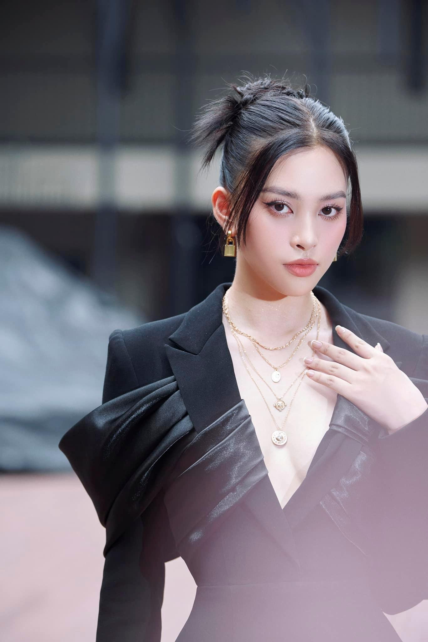 Với nhan sắc ngày càng xinh đẹp và quyến rũ, Tiểu Vy đang chứng minh sức hút của mình với vai trò giám khảo ở nhiều cuộc thi. Với nhan sắc ngày càng xinh đẹp và quyến rũ, Tiểu Vy đang chứng minh sức hút của mình với vai trò giám khảo ở nhiều cuộc thi.