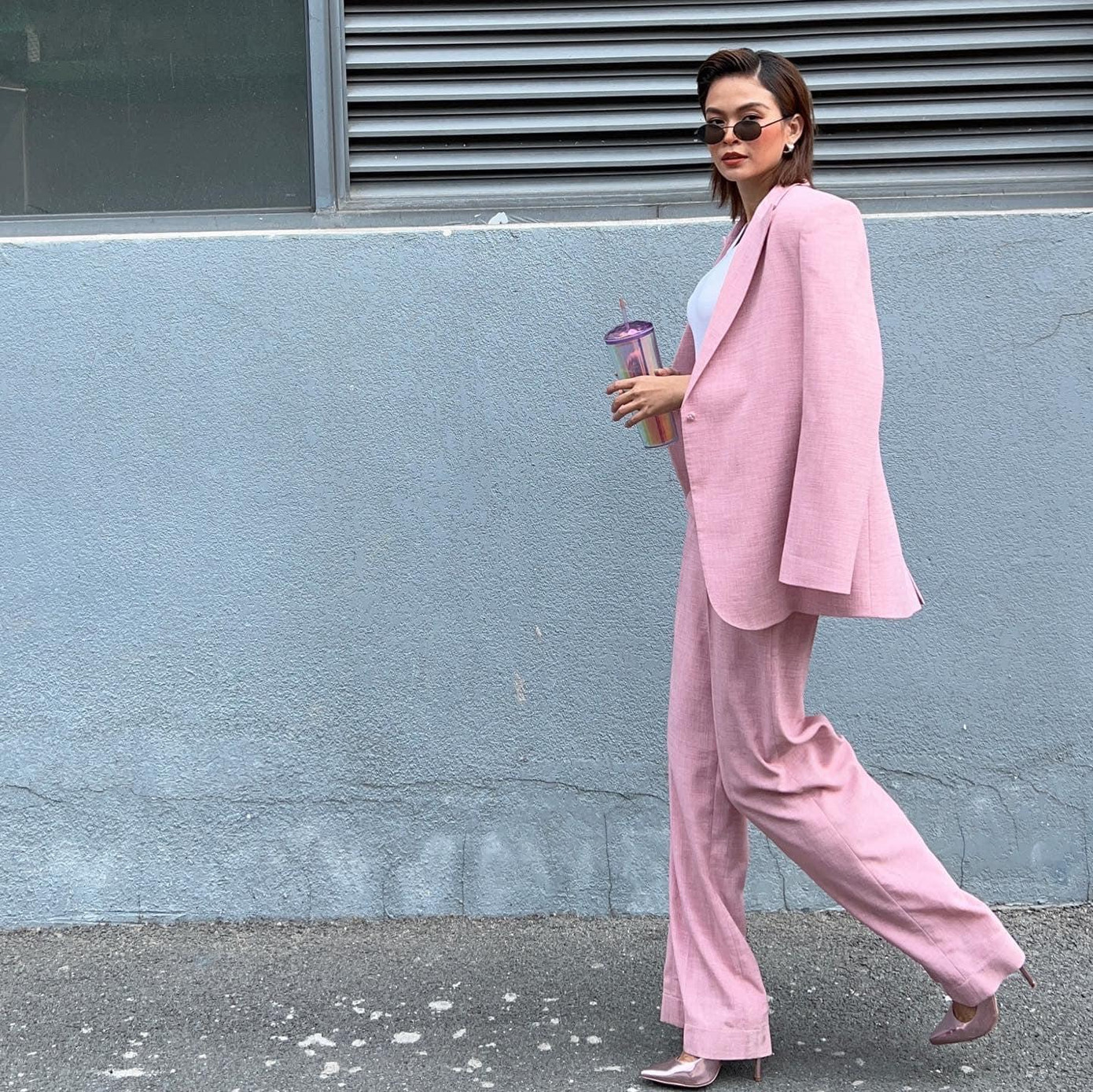 Á hậu Mâu Thuỷ nổi bật trên phố với bộ vest tông màu hồng. Á hậu Mâu Thuỷ nổi bật trên phố với bộ vest tông màu hồng.