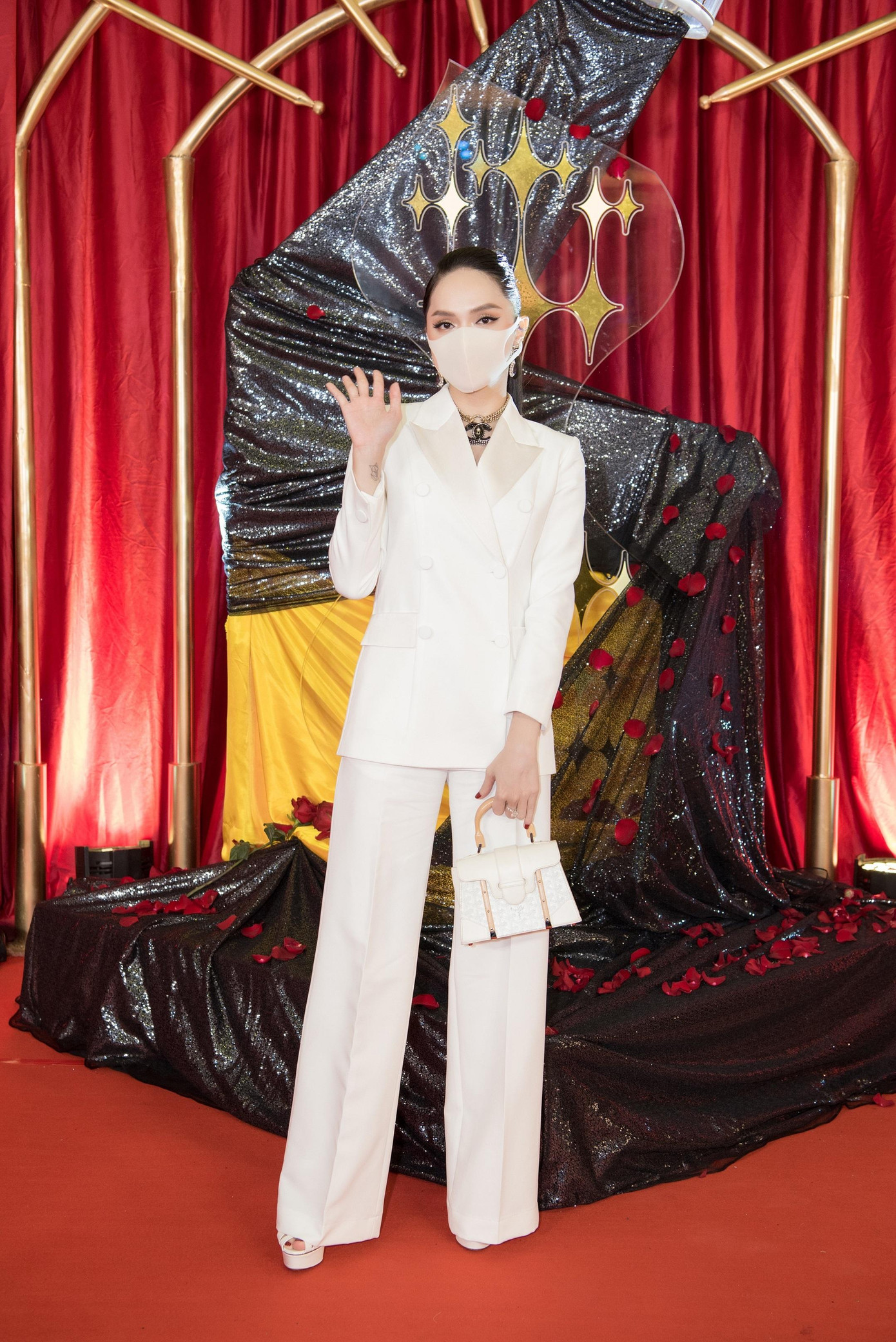 Hoa hậu chuyển giới Hương Giang diện cả cây trắng tới sự kiện.