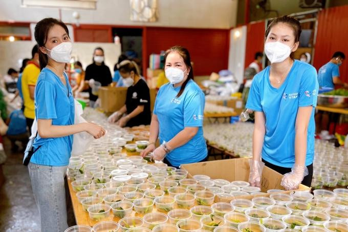 Á hậu Ngọc Thảo cùng mẹ và em gái tham gia nấu cơm từ thiện trong đợt dịch COVID-19.