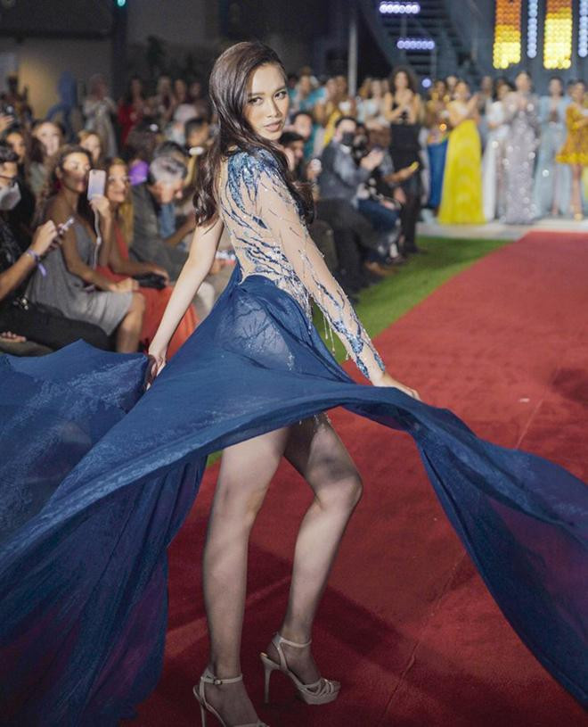 Nhờ thiết kế đẹp mắt và những bước catwalk mạnh mẽ, tự tin khoe trọn đôi chân dài 1m1, Đỗ Thị Hà đã xuất sắc lọt vào top 13 của phần thi Top Model.