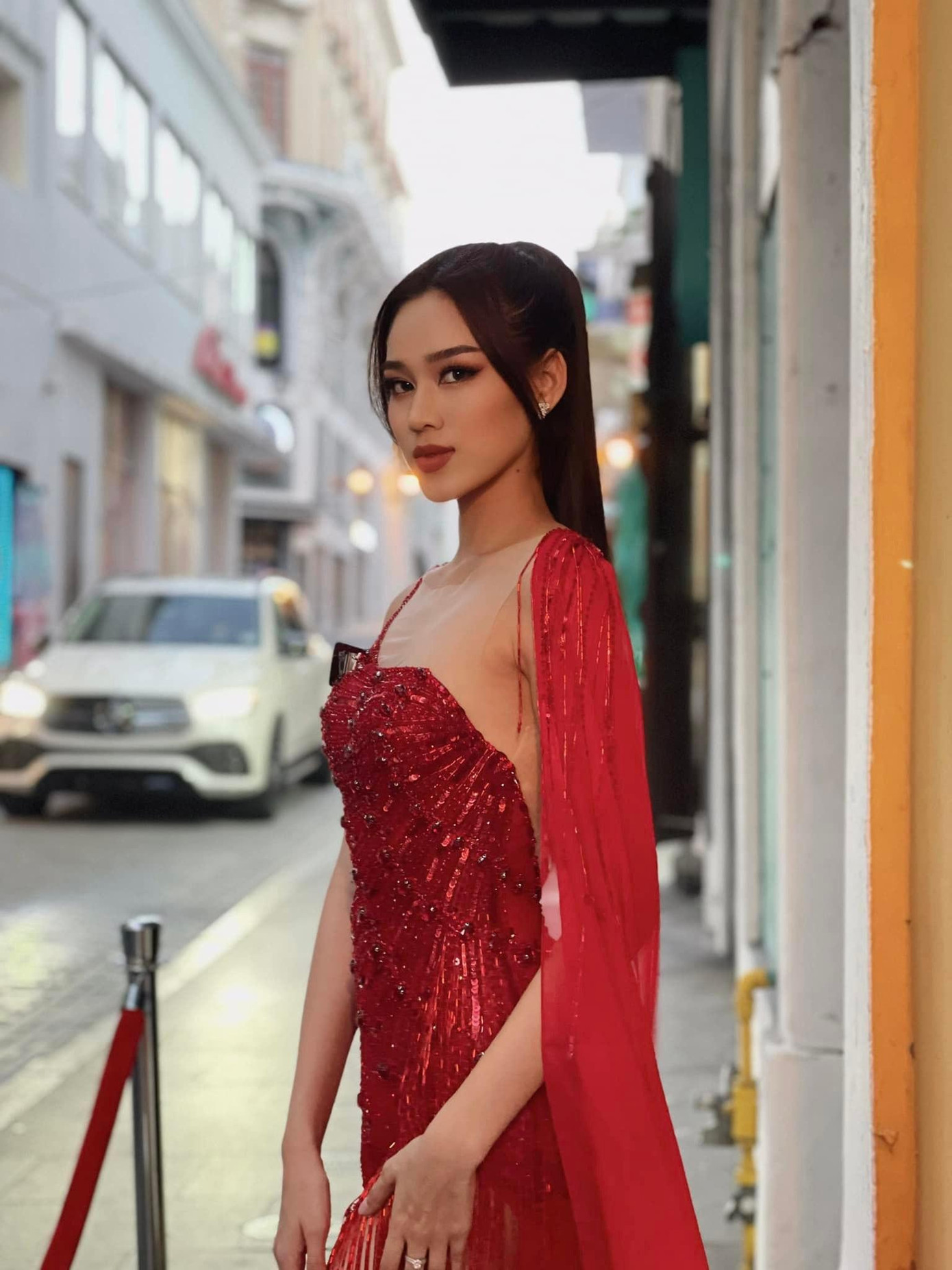 Người đẹp nổi bật với kiểu đánh mắt khói cá tính và đôi môi đỏ quyến rũ. Mái tóc cột đuôi ngựa cũng mang lại vẻ kiêu sa cho Đỗ Thị Hà.