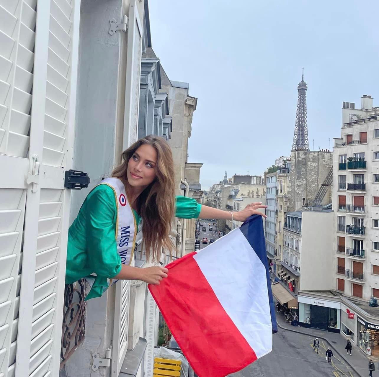 Hoa hậu Pháp diện bộ váy xanh nền nã. Cô được coi là ứng viên nặng ký của khu vực châu Âu tại Miss World 2021.