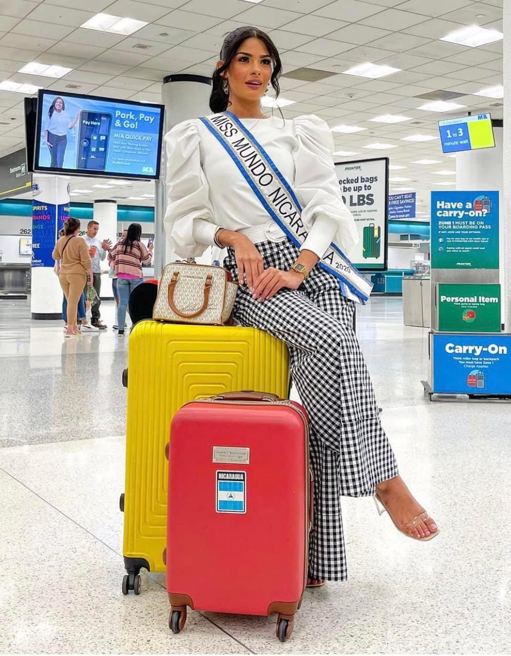 Hoa hậu Nicaragua kín đáo nhưng không kém phần thời trang ở sân bay.