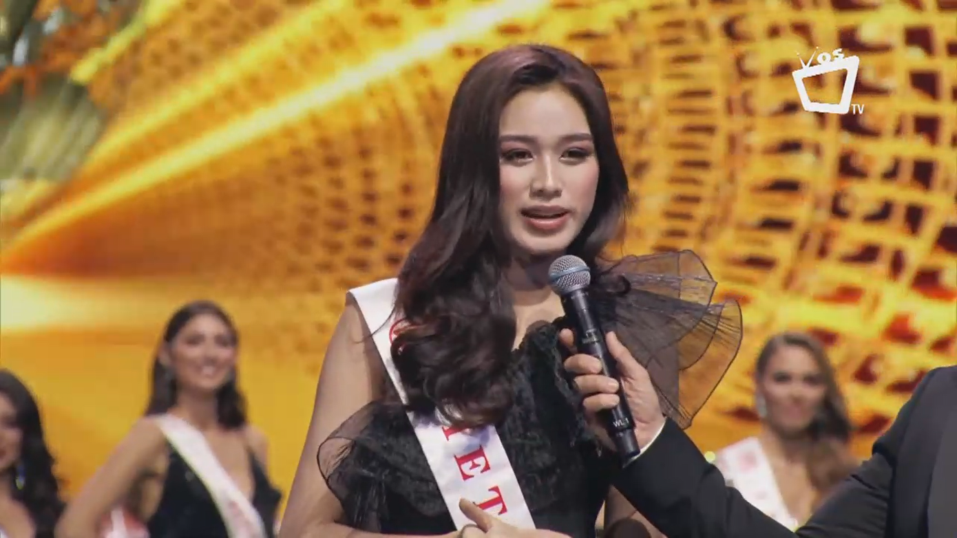 Tại đêm chung kết Miss World 2021 vừa diễn ra vào sáng 17/3 theo giờ Việt Nam, Đỗ Thị Hà đã vượt qua nhiều thí sinh và được xướng tên đầu tiên lọt vào top 13 nhờ chiến thắng trong phần thi phụ Digital Media Challenge khiến fans Việt vỡ oà. Mặc dù vậy, cô đã thiếu một chút may mắn để có thể tiếp tục được xướng tên trong top 6.