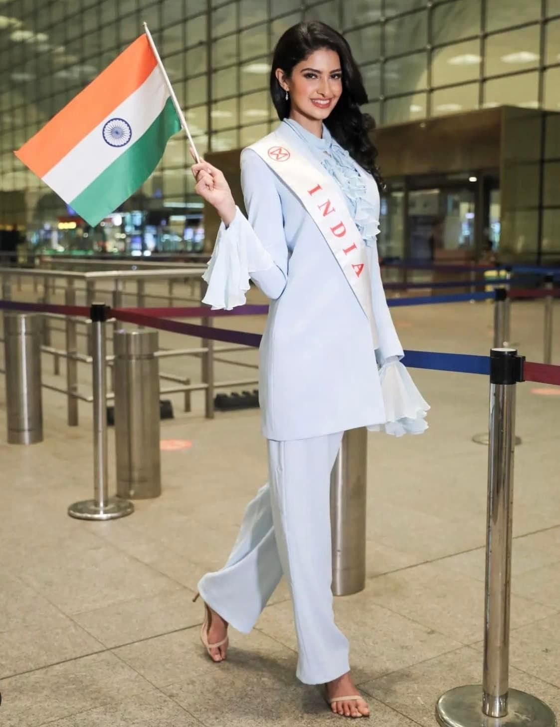 Hoa hậu Ấn Độ - ứng viên tiềm năng của ngôi vị Miss World 2021 diện trang phục kín đáo, nữ tính tông màu xanh pastel ra sân bay.