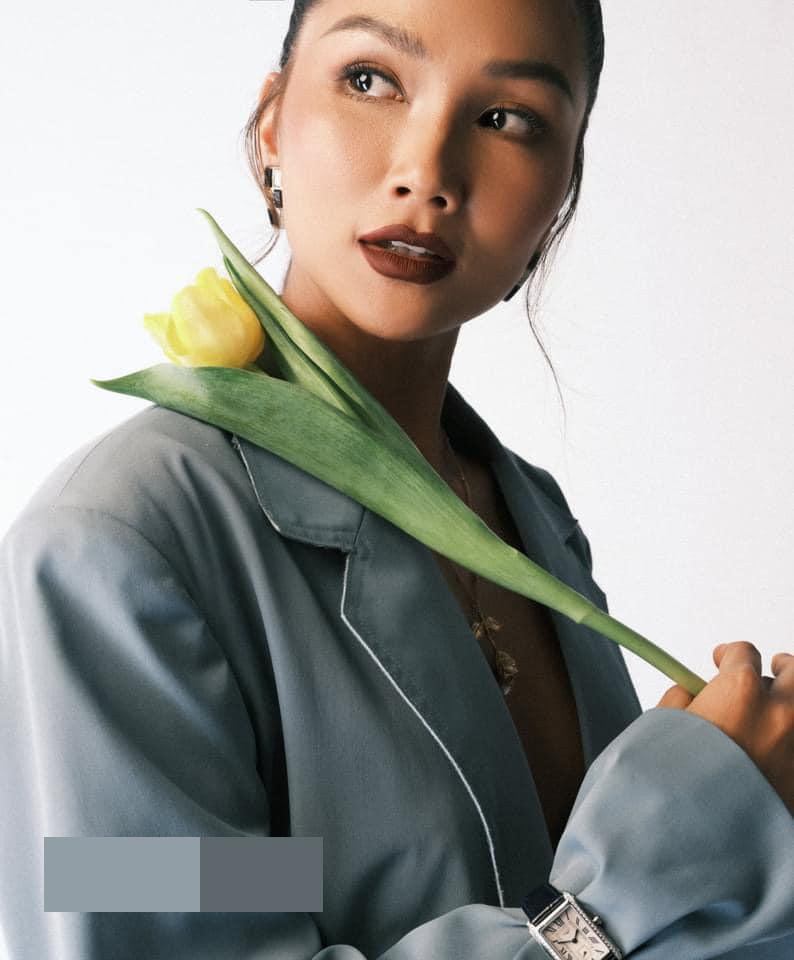 Hoa hậu H'hen Niê diện vest xanh lạ mắt, khoe nhan sắc cực ấn tượng.