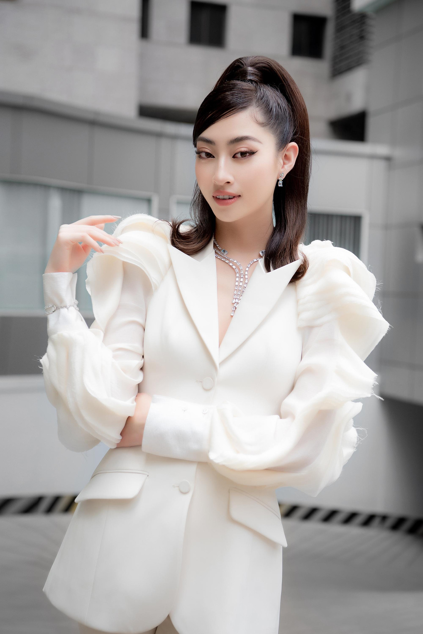 Nàng hậu sinh năm 2000 vừa trở về nước sau hơn 1 tuần tham dự Paris Fashion Week 2022 với vai trò khách mời. Với vẻ đẹp tri thức cùng những thành công nổi trội trong suốt nhiệm kỳ, Lương Thùy Linh dường như trở thành hình mẫu lý mẫu lý tưởng cho các cô gái trẻ.