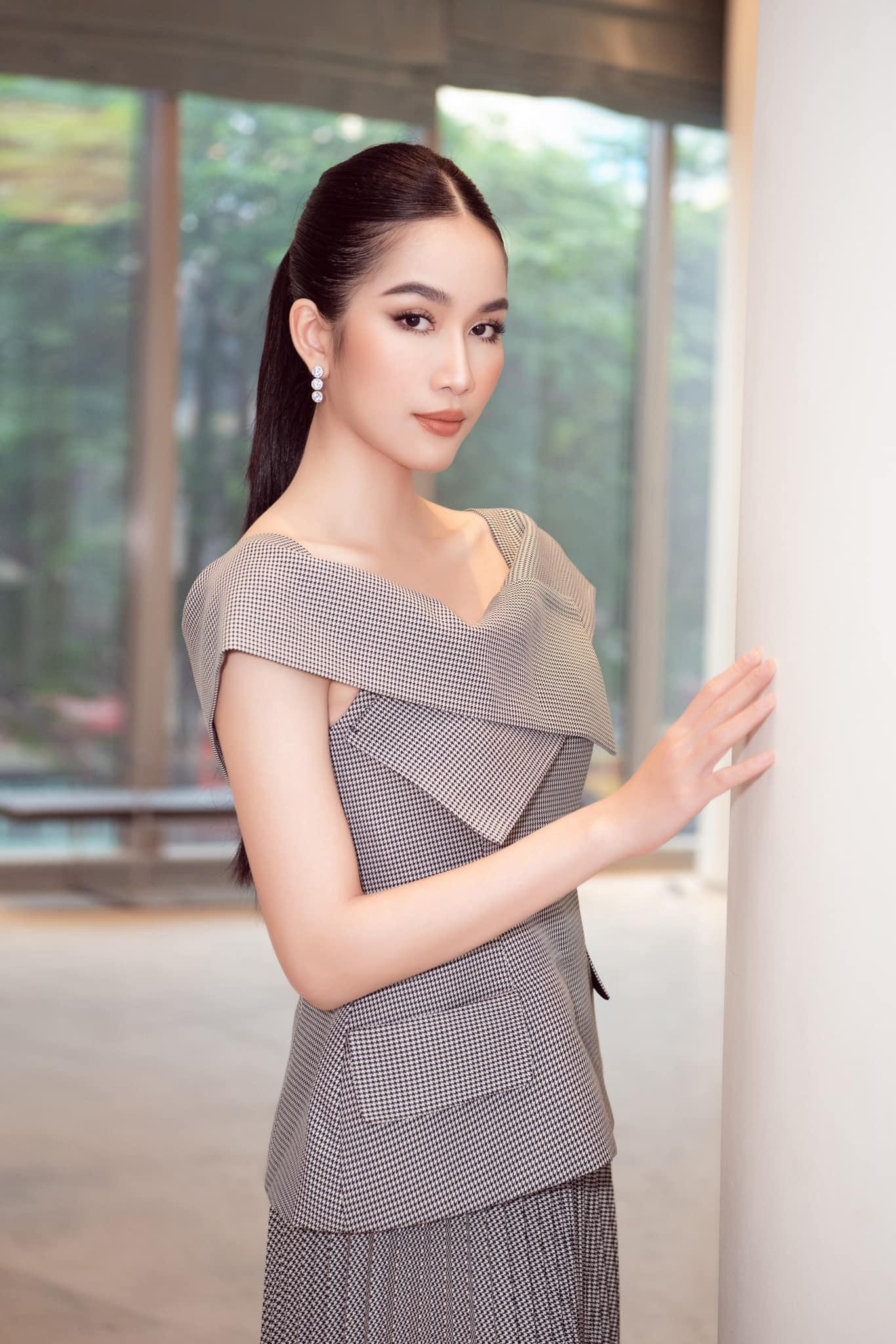 Á hậu Phương Anh khoe vai trần quyến rũ với bộ váy thanh lịch.