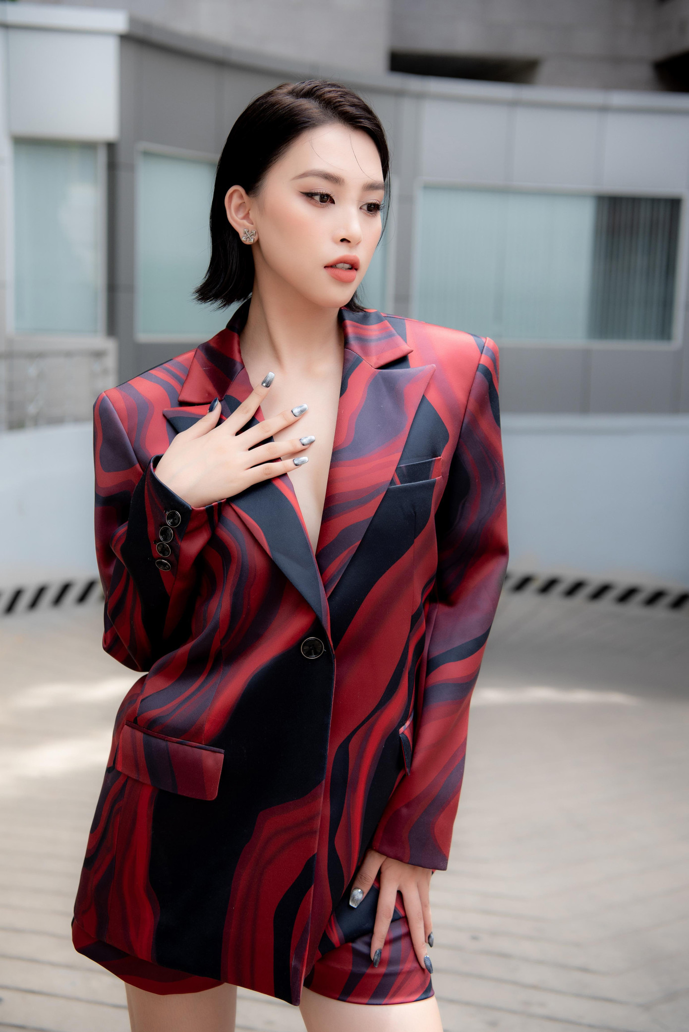 Không chọn đầm dạ hội lộng lẫy, Hoa hậu Việt Nam 2018 hướng tới hình ảnh phá cách nhưng vẫn cực kỳ quyến rũ và cuốn hút.