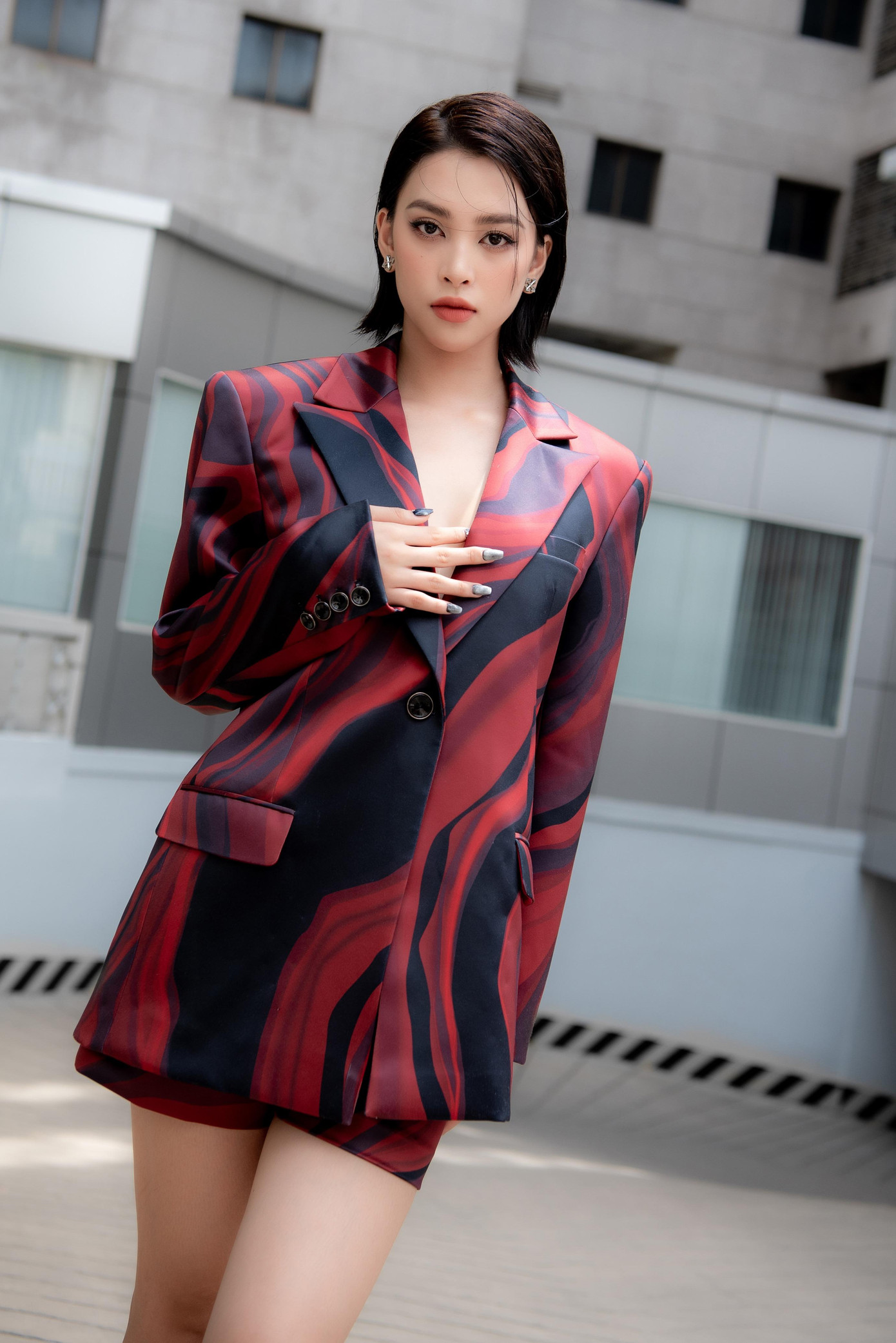 Trong lần xuất hiện với vai trò giám khảo tại sơ khảo phía Nam của Miss World Vietnam 2022 ở TP. HCM, Hoa hậu Tiểu Vy gây chú ý khi diện bộ vest hoạ tiết lạ mắt có kiểu dáng oversize cá tính mà không kém phần quyến rũ.