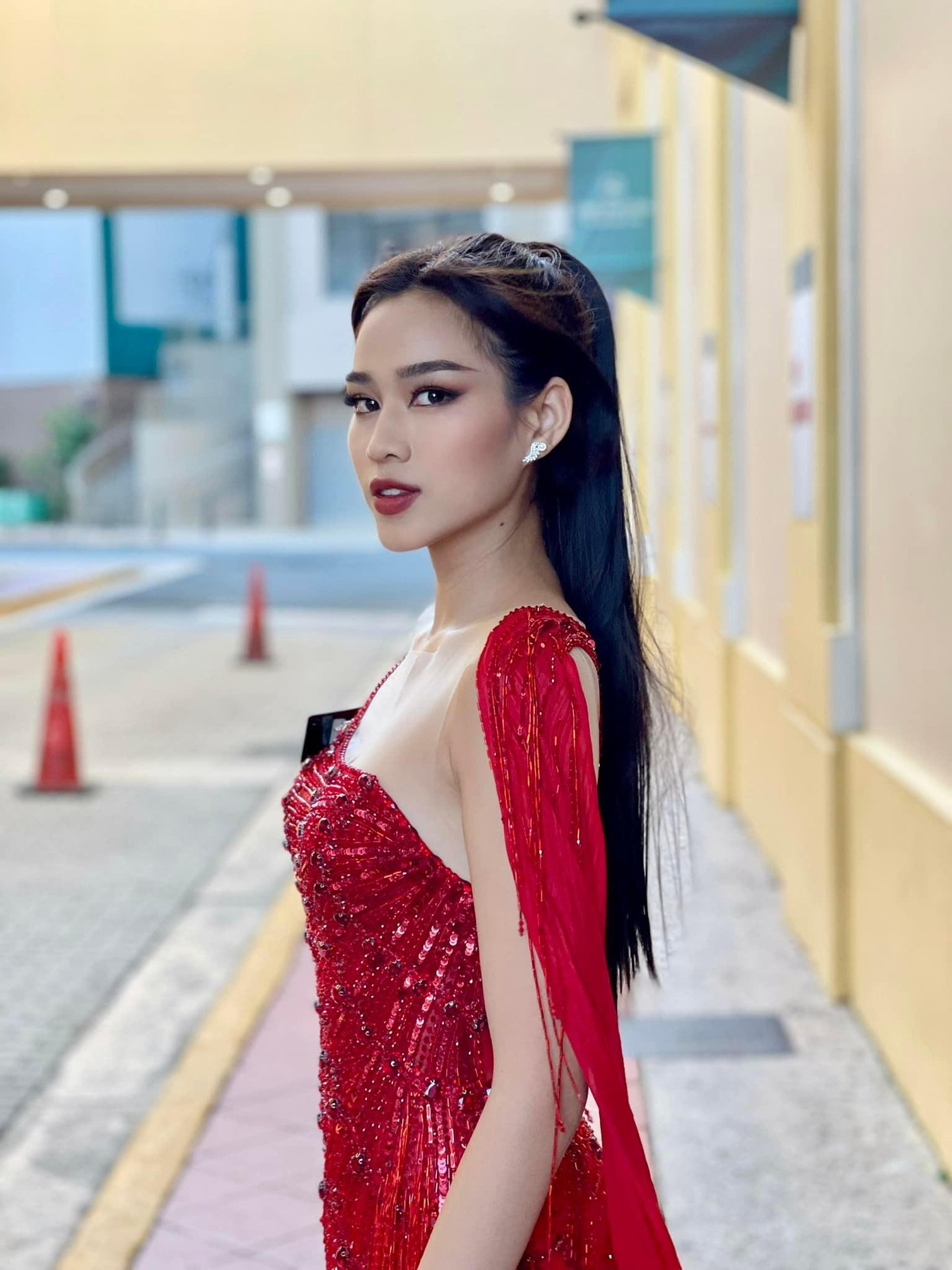 Đỗ Thị Hà cũng trổ tài tự make-up và làm tóc cực kỳ chuyên nghiệp.