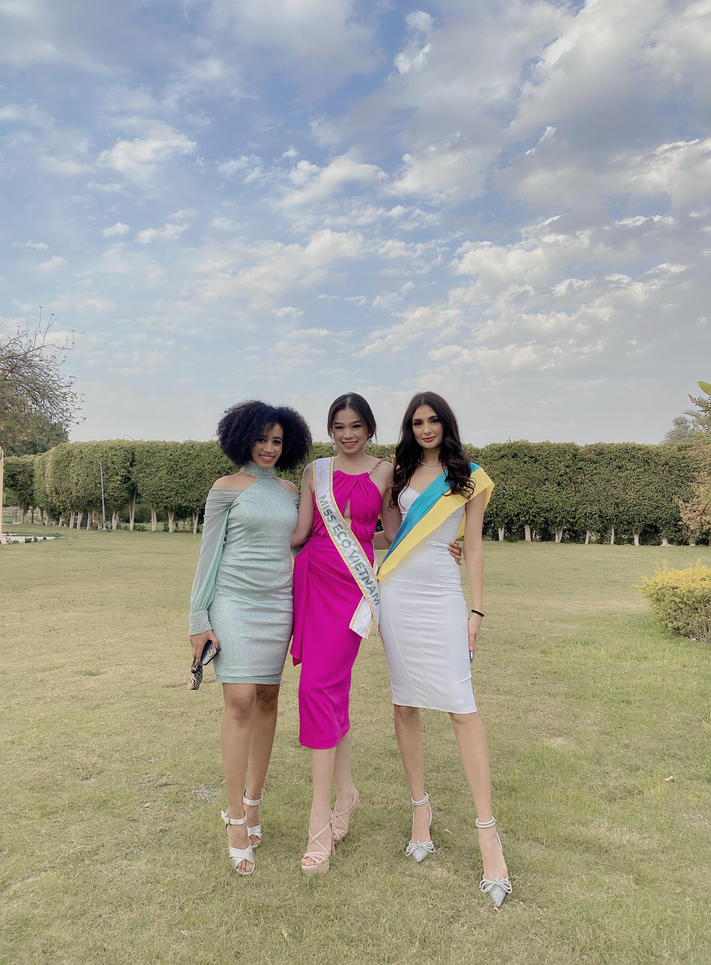 Cô sở hữu sắc vóc không hề thua kém các thí sinh đến từ khắp nơi trên thế giới.