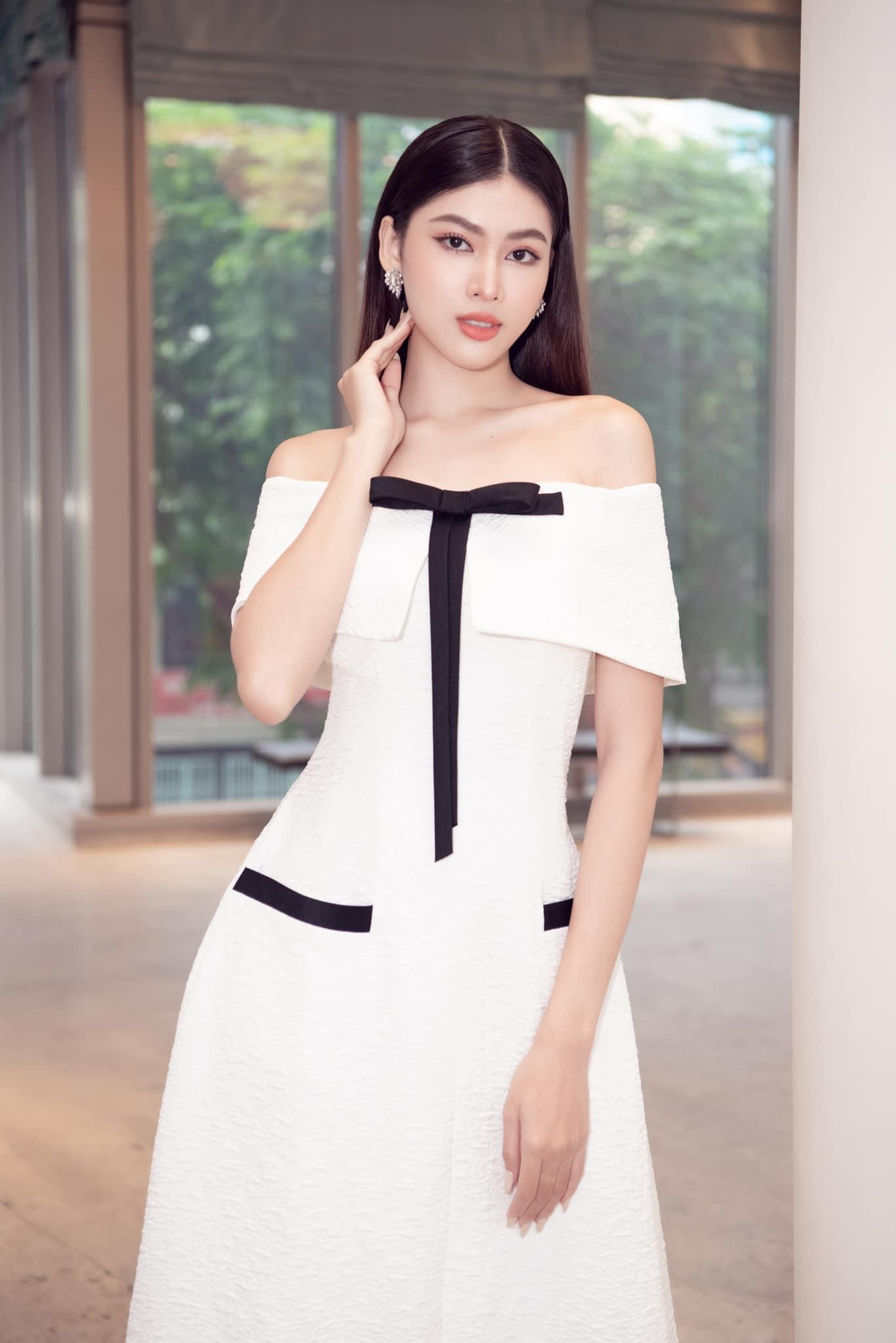 Á hậu Ngọc Thảo diện bộ váy trắng khoe vai trần quyến rũ.