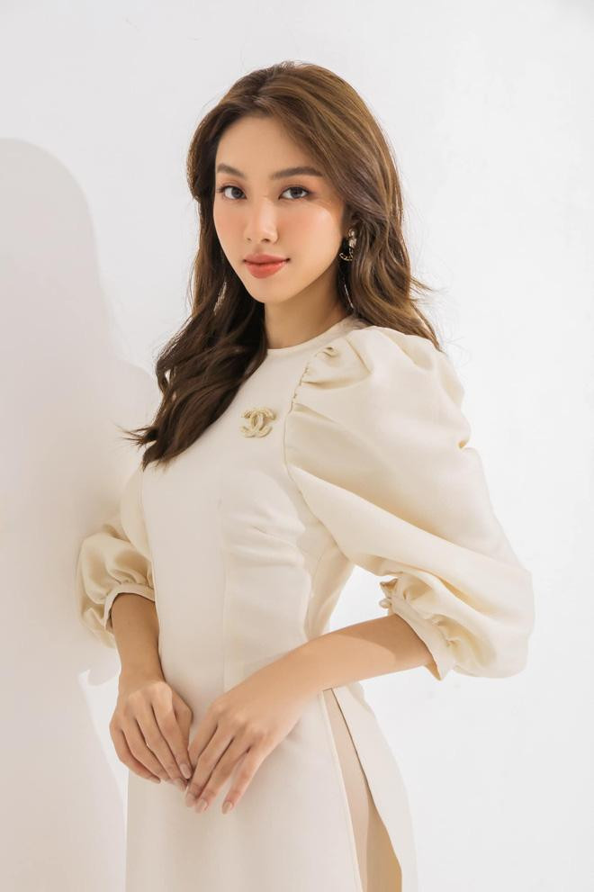 Cùng là áo dài trắng nhưng kiểu dáng tay phồng cách điệu mang lại vẻ hiện đại, cuốn hút cho nàng hậu xinh đẹp.