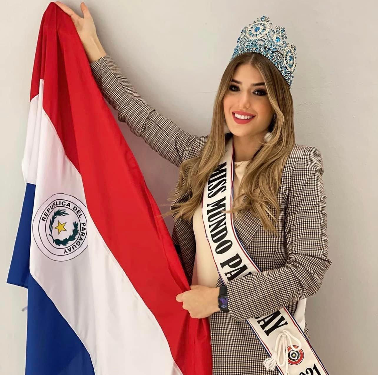 Hoa hậu Paraguay diện vest thanh lịch nhưng vẫn nổi bật khi đội vương miện lộng lẫy ra sân bay.