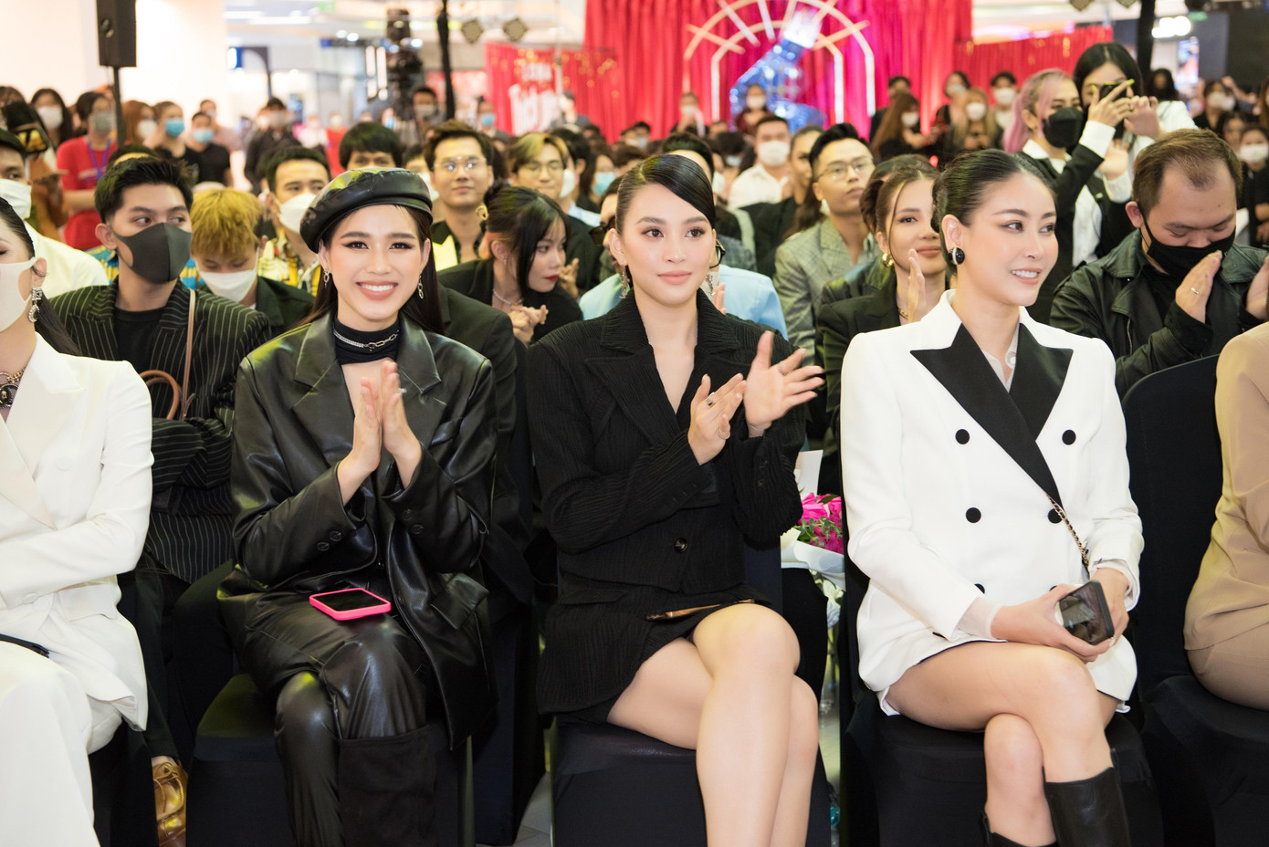 Dàn Hoa hậu đình đám hào hứng chúc mừng Kiều Loan ra mắt với vai trò ca sĩ.