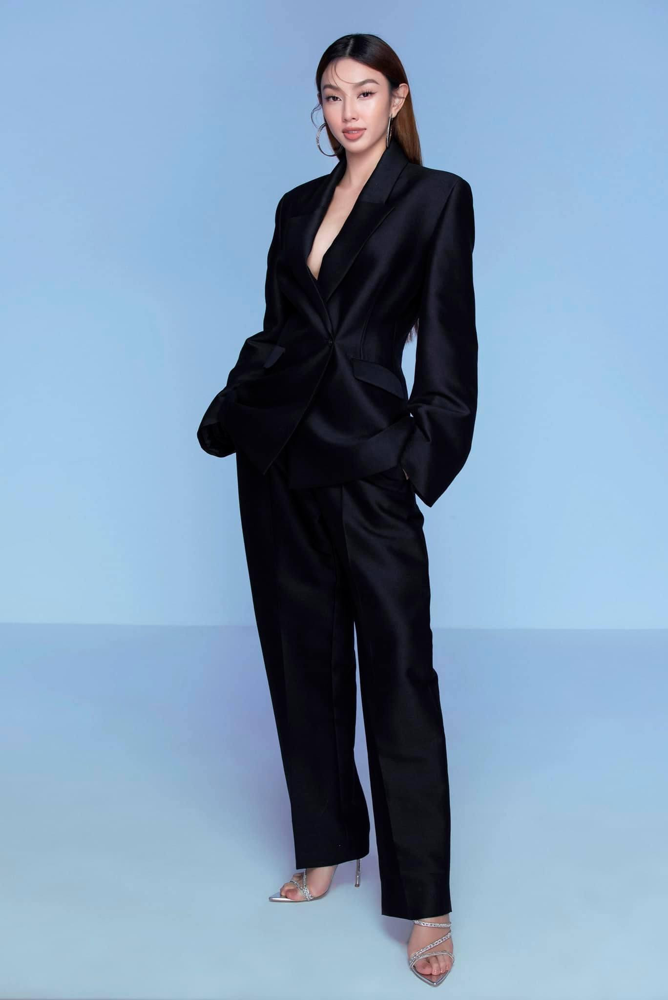 Hoa hậu Thuỳ Tiên cũng là một trong những mỹ nhân Việt rất yêu thích trang phục vest oversize cá tính và quyền lực.