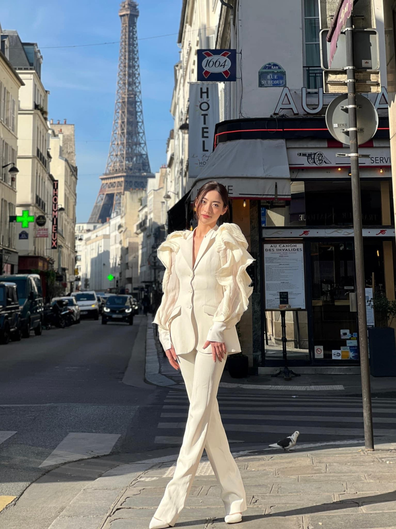 Hoa hậu Lương Thuỳ Linh khoe dáng yêu kiều trên đường phố Paris. Hoa hậu Lương Thuỳ Linh khoe dáng yêu kiều trên đường phố Paris.