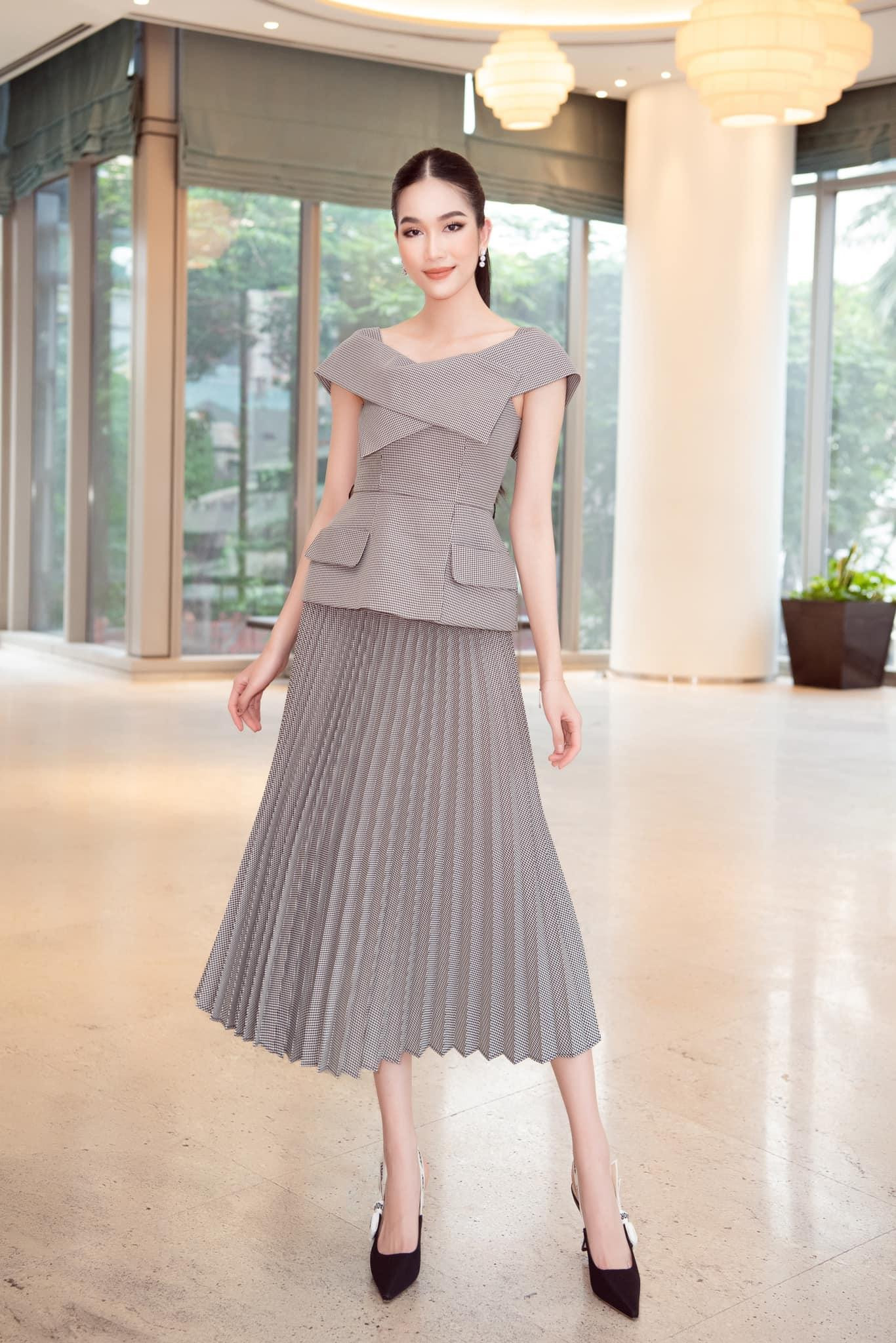 Thiết kế váy xếp ly tôn lên nét đẹp yêu kiều của người đẹp.