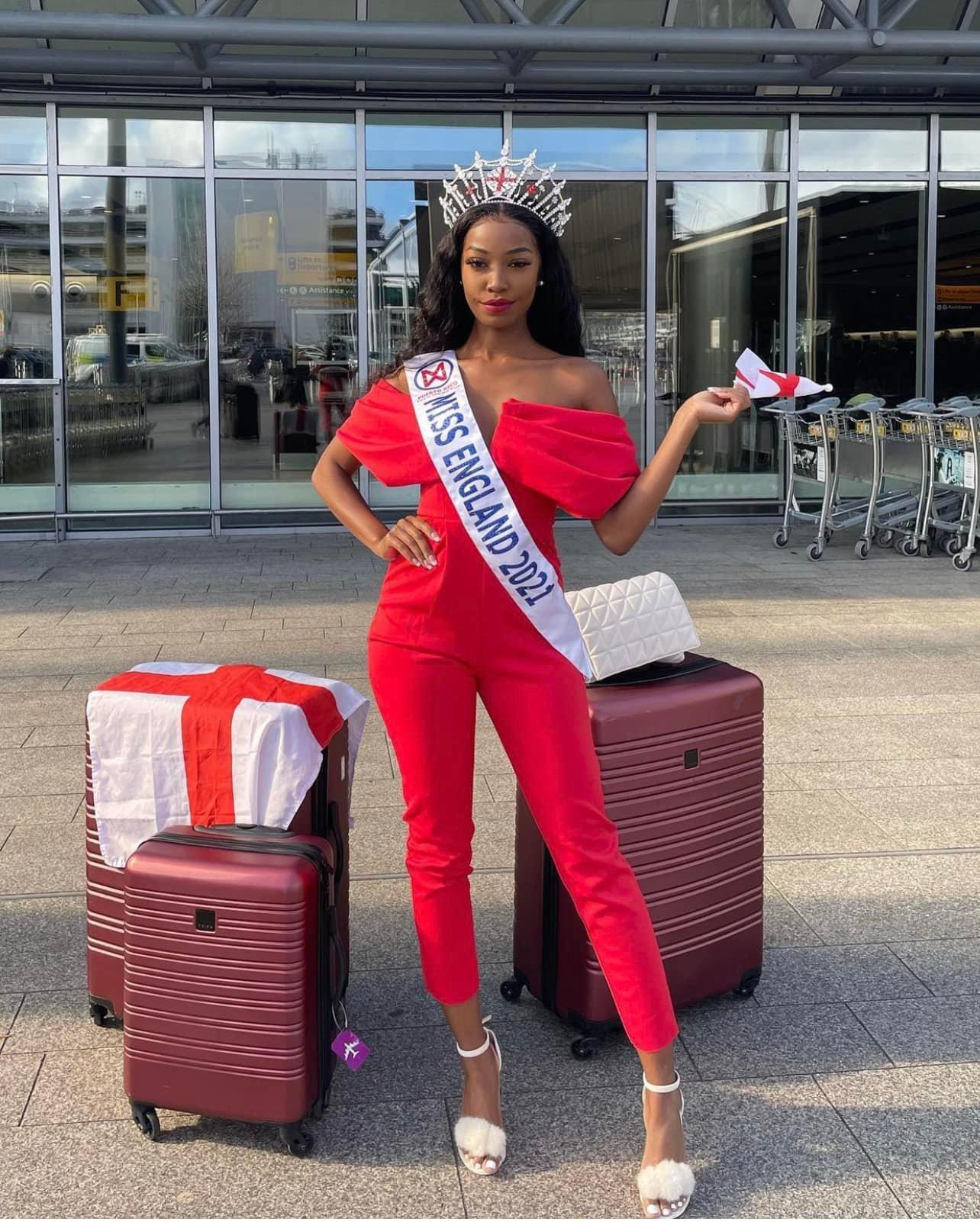 Hoa hậu Anh nổi bật ở sân bay với bộ jumpsuit màu hồng trễ vai gợi cảm.