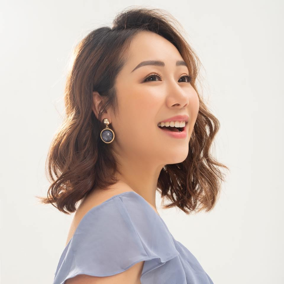 Cách ăn mặc nhẹ nhàng, duyên dáng luôn tôn lên nét đẹp đài các và thanh lịch của nàng hậu xinh đẹp.