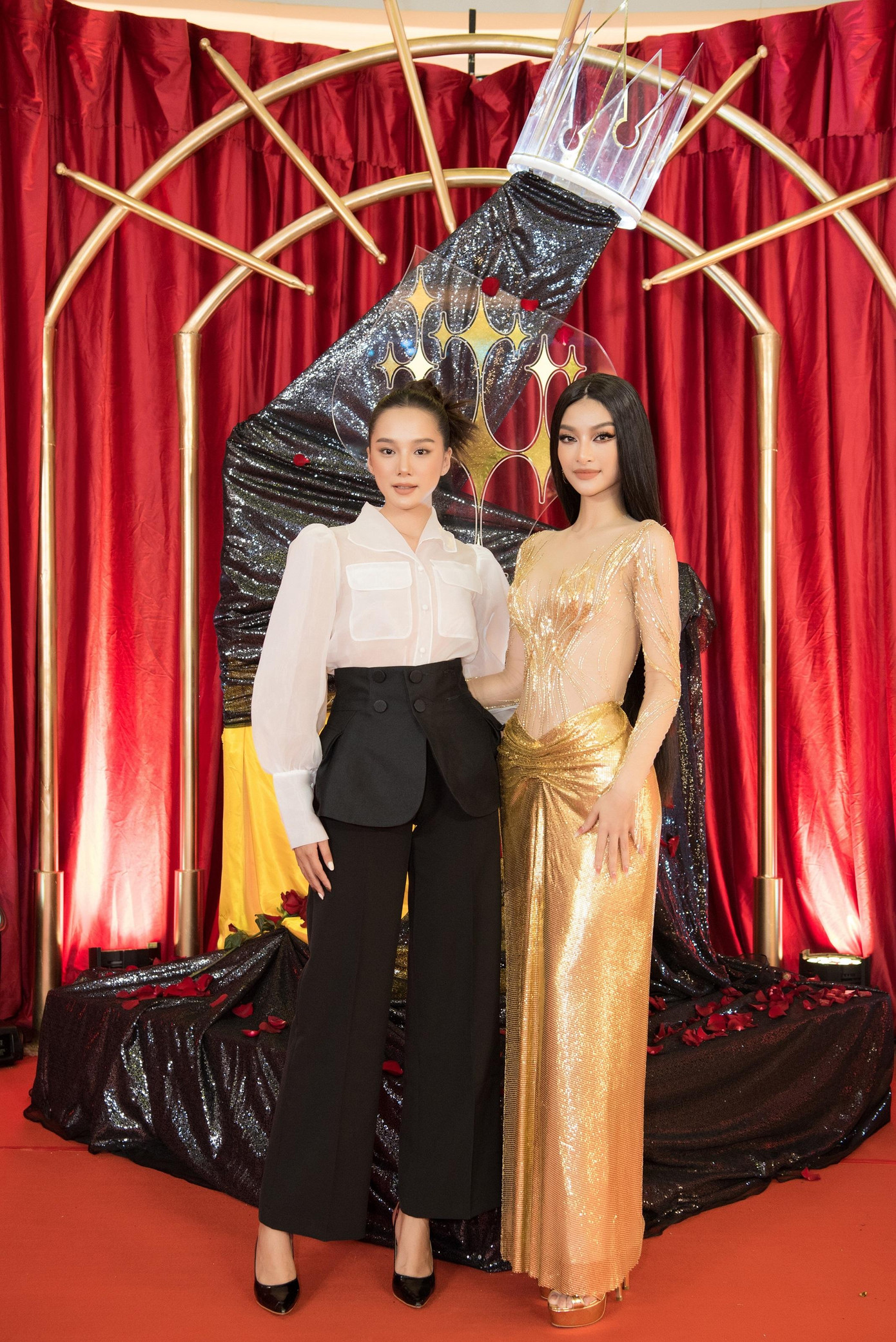 Top 10 Miss World Vietnam 2019 Bích Thuỳ diện style công sở thanh lịch.