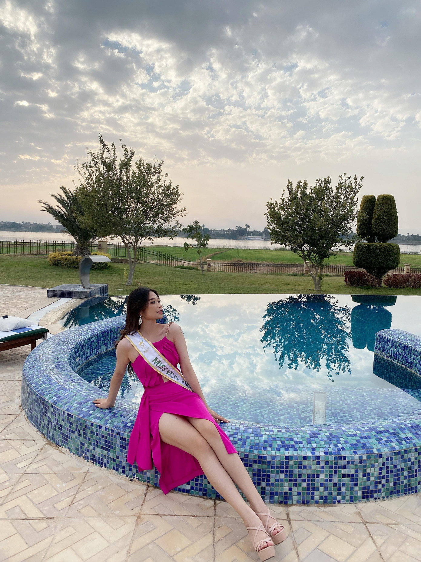 Trong các hoạt động đầu tiên của cuộc thi Hoài Phương diện những thiết kế nữ tính nhưng không kém phần quyến rũ.