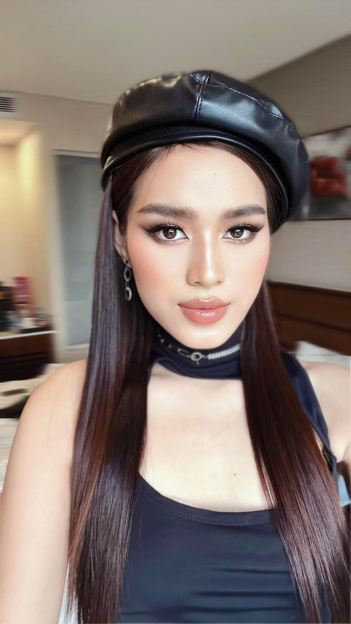 Hoa hậu Đỗ Thị Hà yêu kiều như tiểu thư với cả 'cây đen'.