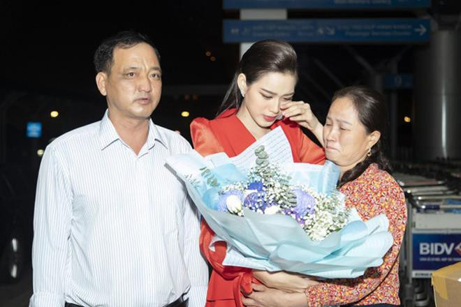 Đỗ Thị Hà mang theo 10 kiện hành lý nặng khoảng 200 kg sang Puerto Rico để thi Miss World. Cô bật khóc khi lần đầu rời xa vòng tay bố mẹ để một mình bay sang nước ngoài.