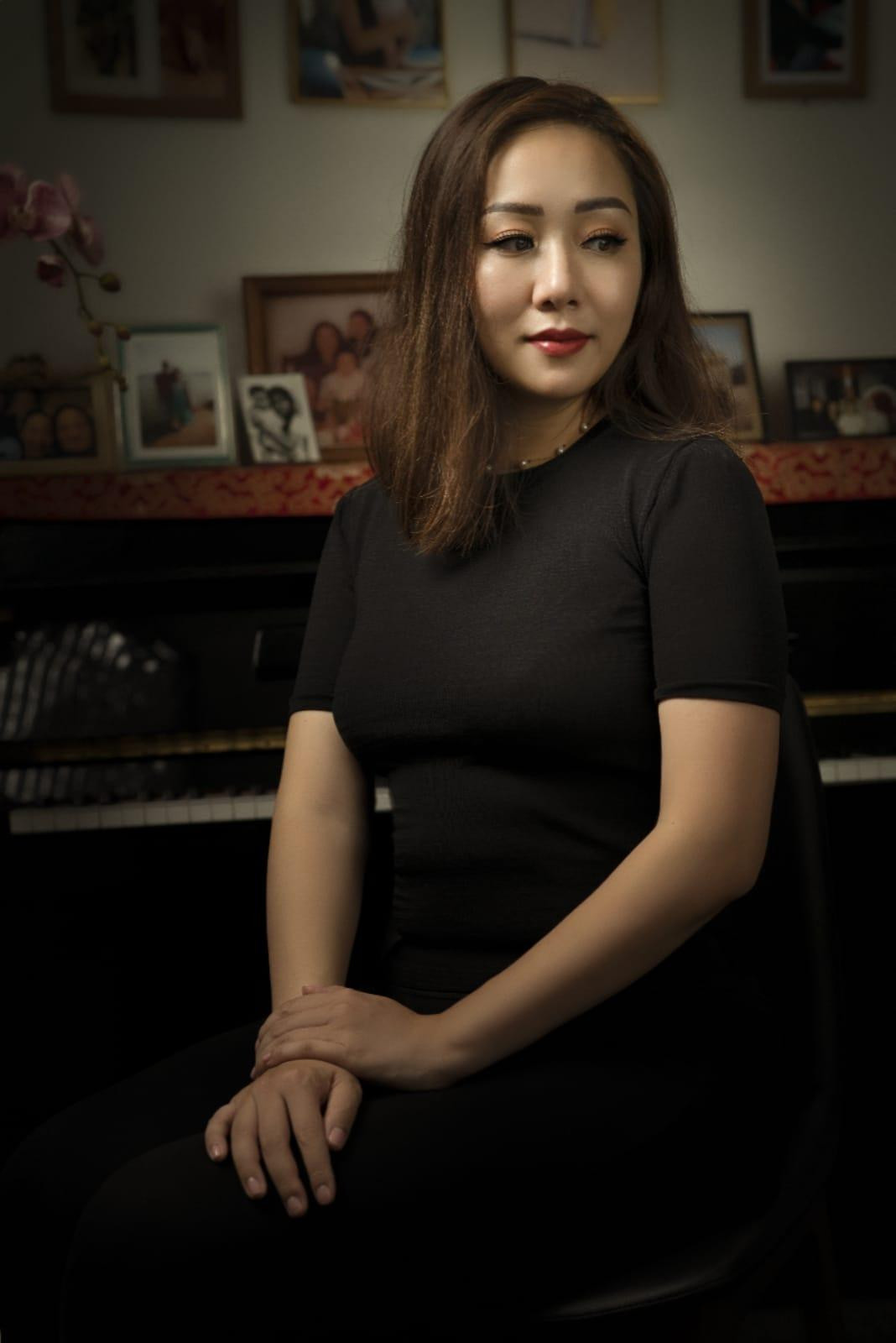 Cô thường lựa chọn những trang phục đơn sắc có kiểu dáng đơn giản, thanh lịch để phù hợp với công việc và nghĩa vụ của một bà mẹ trẻ bận rộn.