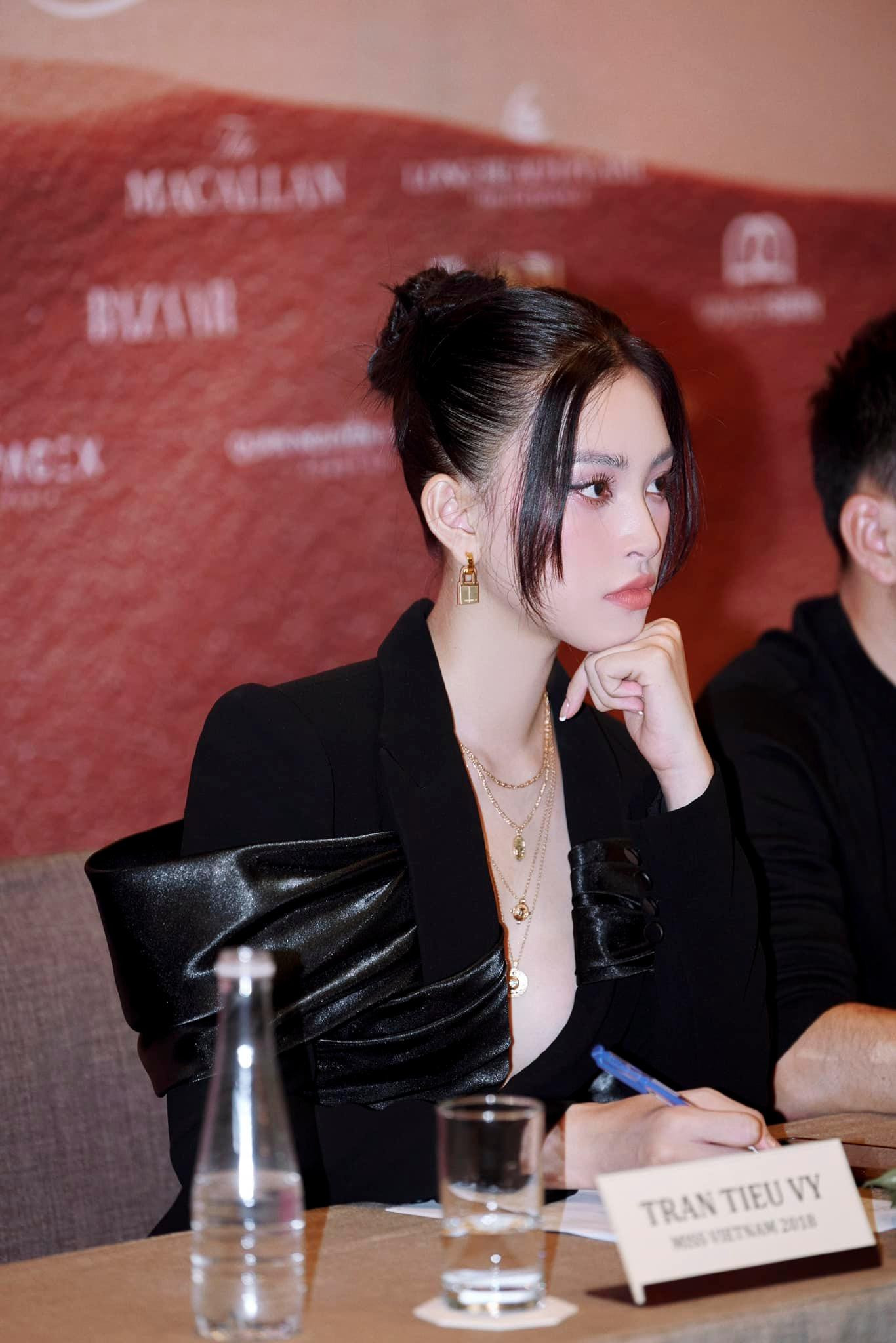 Thời gian gần đây, mỹ nhân sinh năm 2000 rất ưa chuộng các trang phục gam màu đen bí ẩn và quyến rũ. Mới đây khi đảm nhận vai trò giám khảo tại một buổi casting, Tiểu Vy cũng chọn trang phục tông màu đen quyền lực. Thời gian gần đây, mỹ nhân sinh năm 2000 rất ưa chuộng các trang phục gam màu đen bí ẩn và quyến rũ. Mới đây khi đảm nhận vai trò giám khảo tại một buổi casting, Tiểu Vy cũng chọn trang phục tông màu đen quyền lực.