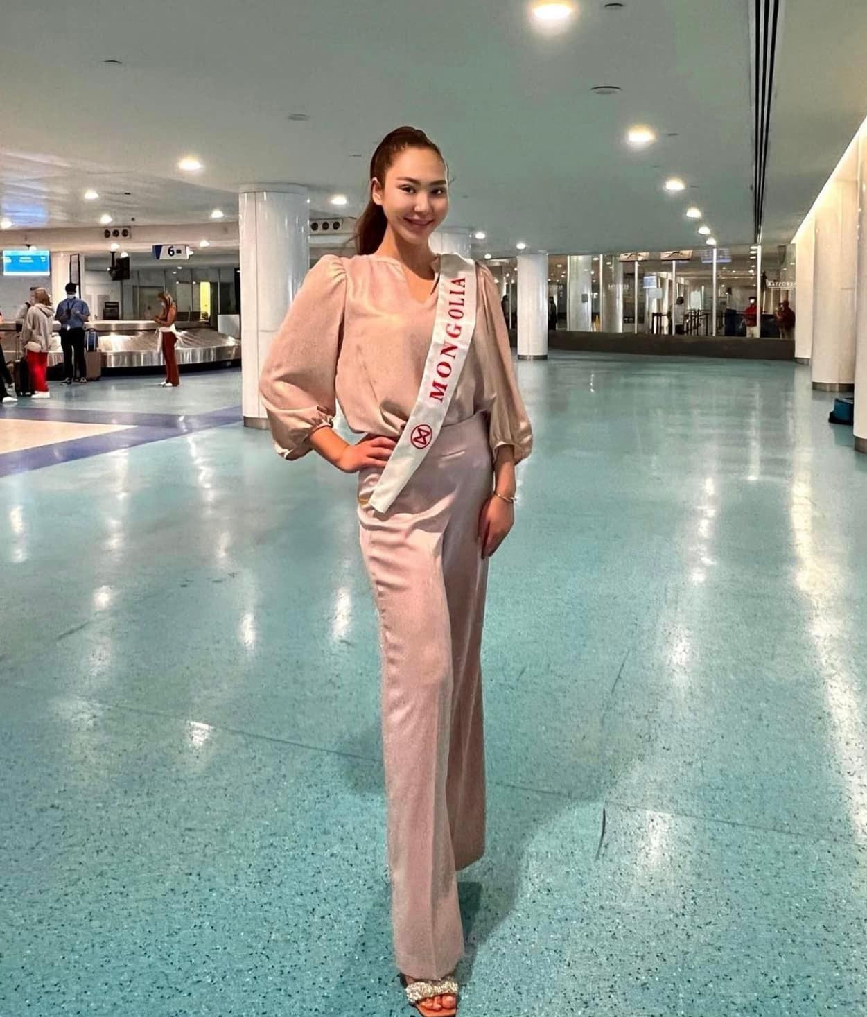 Bạn cùng phòng của Đỗ Thị Hà - Hoa hậu Mông Cổ mặc trang phục tông màu hồng pastel kín đáo.