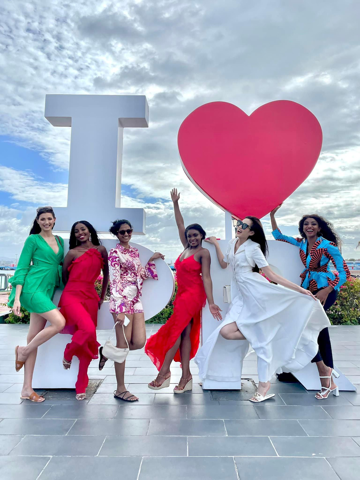 Trong khi hầu hết dàn thí sinh đều đã 'xả vai' và chọn trang phục đơn giản, năng động thì Đỗ Thị Hà vẫn 'lên đồ' cực kỳ sang xịn mịn!