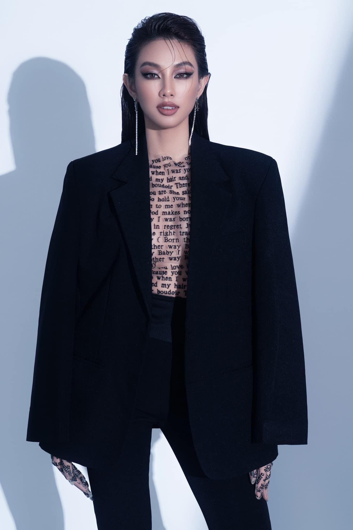 Áo vest oversize được Thuỳ Tiên phối cùng áo xuyên thấu in chữ độc đáo mang lại vẻ táo bạo, sexy cho nàng hậu sinh năm 1998.