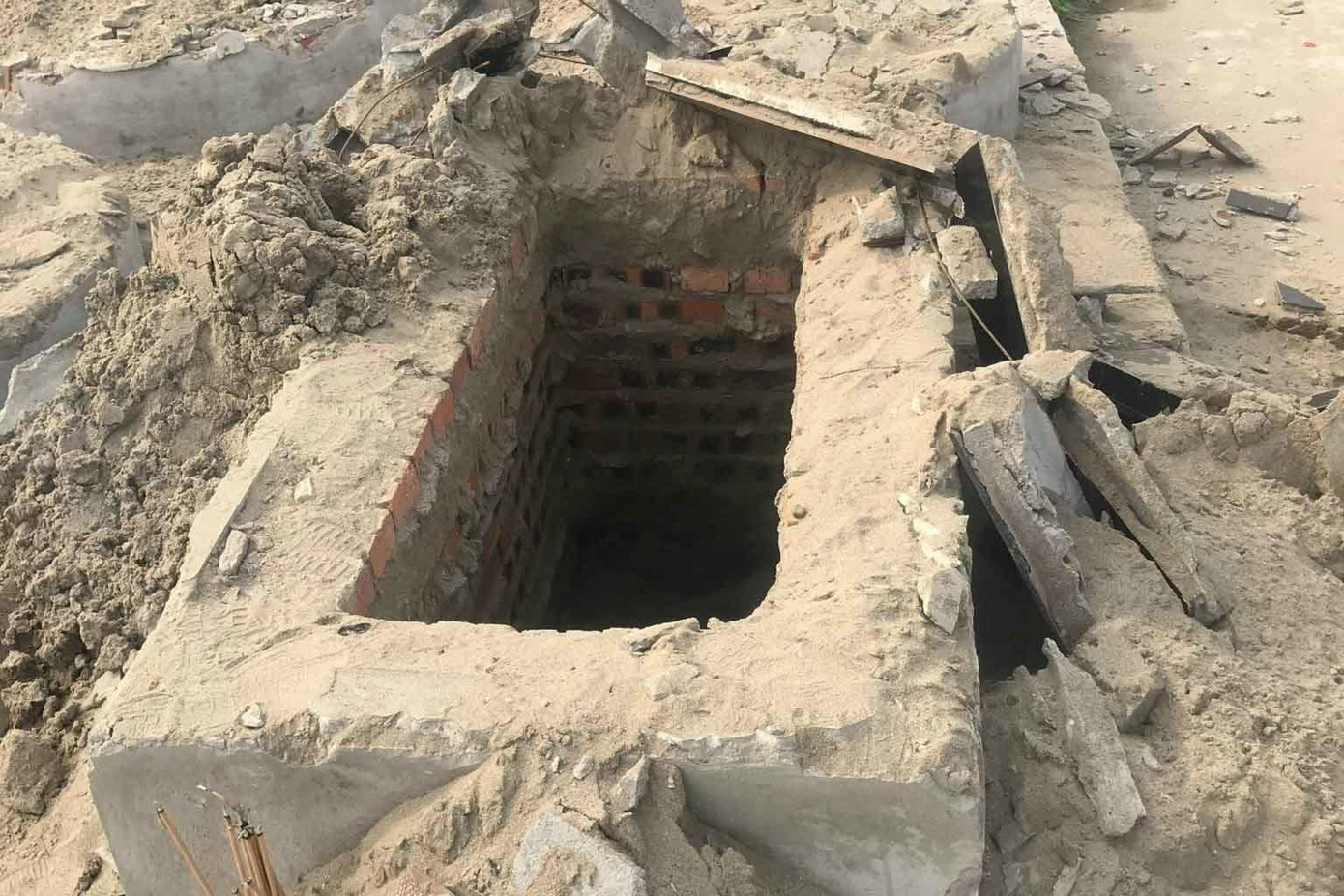 Ngôi mộ bị đào xới. Ảnh: GĐ Ngôi mộ bị đào xới. Ảnh: GĐ