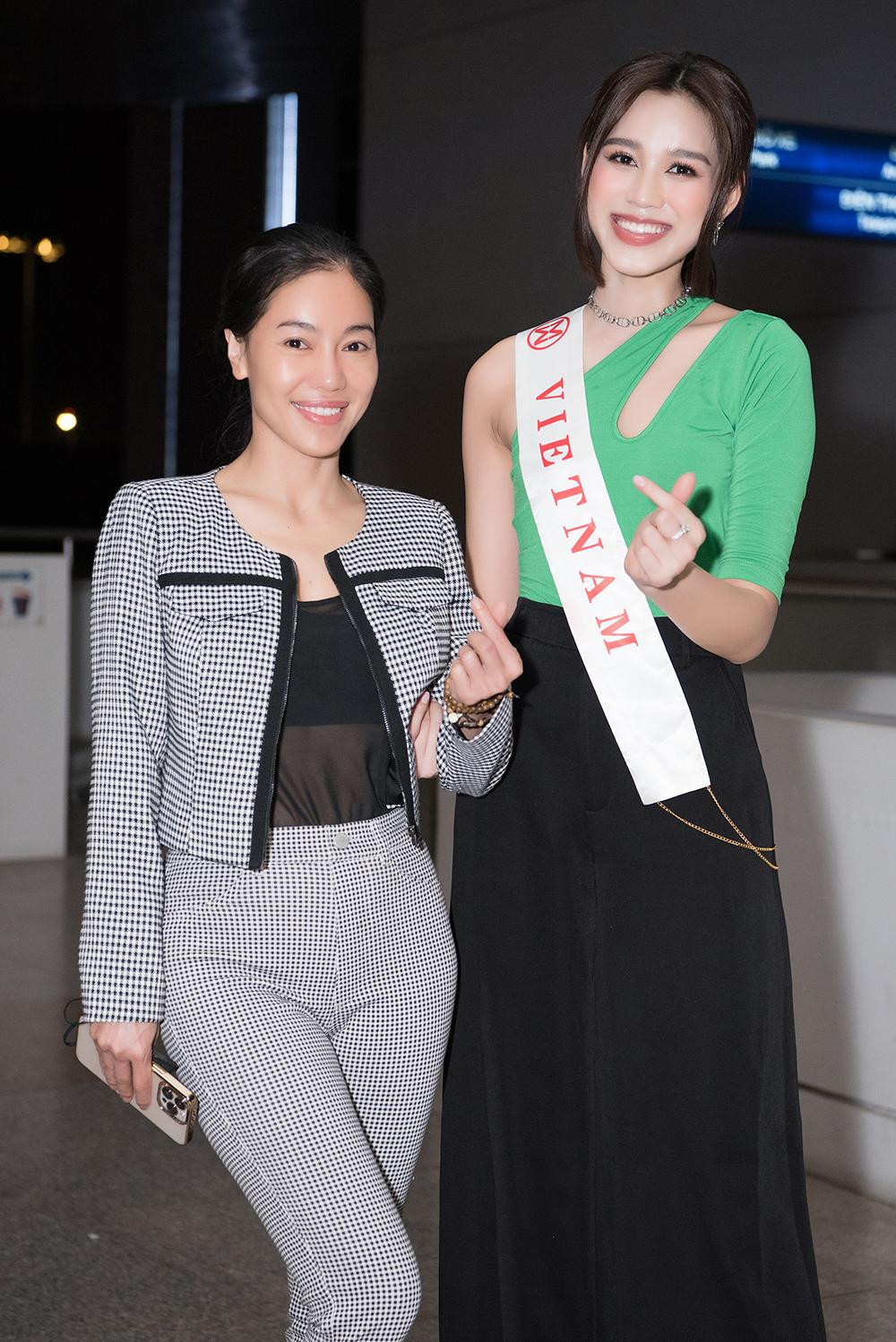 Hoa hậu Đỗ Thị Hà và bà Phạm Kim Dung ở sân bay.