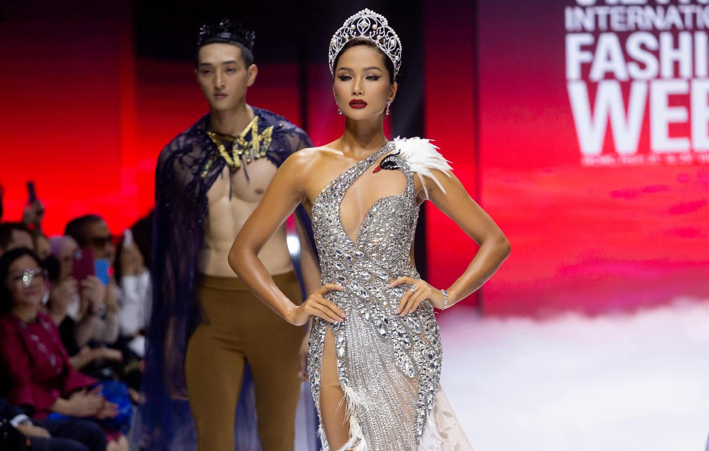 Hoa hậu Hoàn vũ Việt Nam 2017 chinh phục khán giả khi sải những bước lộng lẫy trên sàn catwalk với thiết kế kiêu sa.