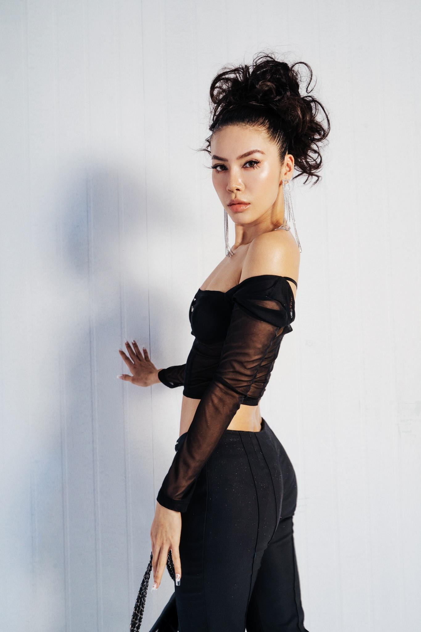 Người đẹp tạo điểm nhấn với mái tóc rối đánh phồng. Người đẹp tạo điểm nhấn với mái tóc rối đánh phồng.