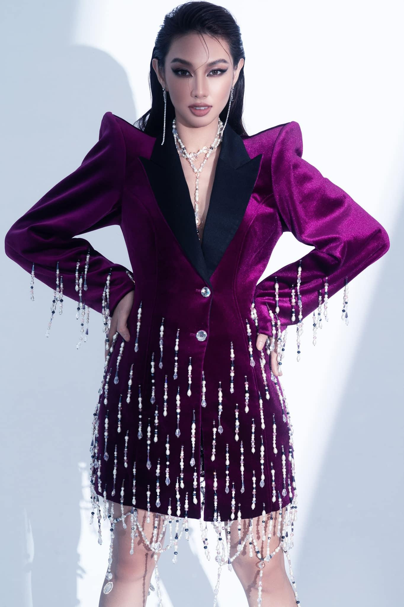 Cũng là dáng áo vest oversize nhưng có độ dài có thể thay váy và được đính kết cầu kỳ mang lại vẻ lạ lẫm cho Thuỳ Tiên.