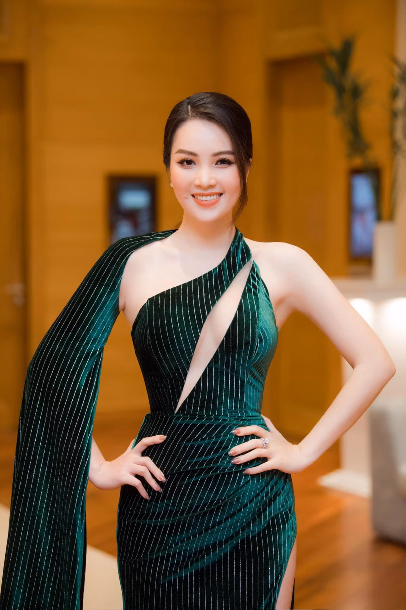 Nữ giám khảo của HHVN 2020 khoe nhan sắc ngày càng mặn mà và quyến rũ.